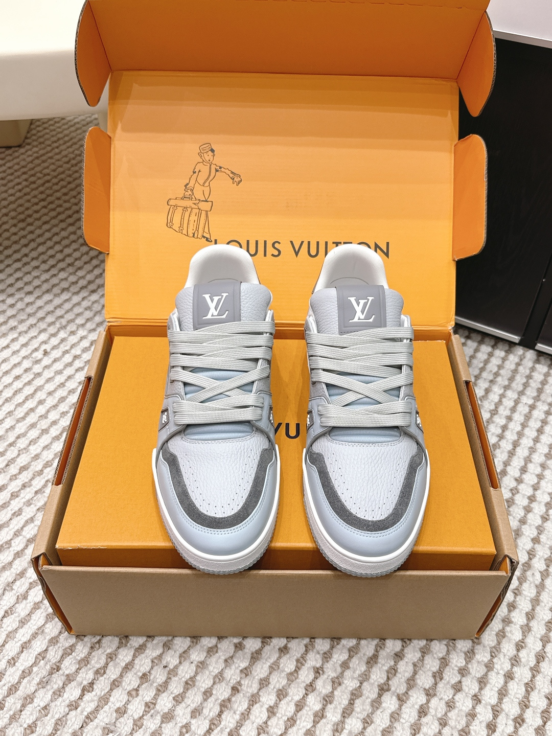 NO:749751,Guan-made purchasing agent Louis Vuitton 25ss is a hot item from Lvjia!  Trainer sneakers are a must buy for everyone, you will never regret it!  Super versatile and high-end!  It goes well with any kind of clothes. The most important thing is that it is very attractive. The manufacturing process of the top OEM is very strict!  The materials are all top-grade cowhide customized from overseas, and the texture of the leather is the same as the original. It is super high-end, especially the texture that comes out when the shoe is bent, it has a completely ZP feel!  The outsole is also customized by our private model, with exclusive control. The entire font and concave and convex feel are difficult to distinguish between true and false. Size #Female 35-41 #Male 38-47 (Female 40 41 Male 45 46 47 is customized and non-returnable), casual shoes/sports shoes, louis vuitton, louis vuitton, louis vuitton, sneakers, cowhide19860909莞产代购级 Louis Vuitton 25ss 驴家的爆款！trainer板鞋,每个人都必须入的款,绝不后悔！ 超级百搭高级！什么衣服都好搭.最主要是超耐看的. 顶级代工厂制程超严格！材料都是海外定制的顶级牛皮,皮纹质感都是原版的感觉 超高级,特别是鞋子折弯的时候出来的纹路,完完全全就是zp的感觉！ 大底也是我们私模定制的,独家把控,整个字体和凹凸感,真假难辨. Size#女35-41 #男38-47（女40 41 男45 46 47定做不退换）,休闲鞋/运动鞋,louis vuitton,louis vuitton,louis vuitton,sneakers,cowhide,Women's Shoes