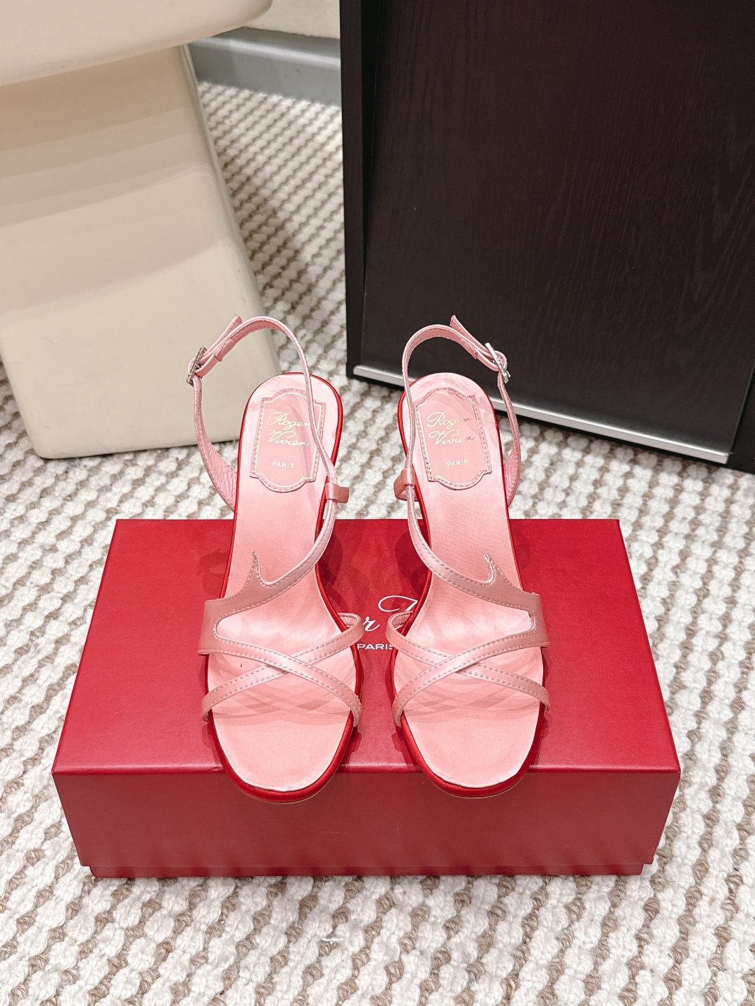 NO:787246,Purchasing agent Roger Vivier 2026 spring and summer new satin strap high-heeled sandals. This pair of black satin strap high-heeled sandals comes from Roger Vivier and is an elegant representative of the classic style. The upper is made of silky satin material, with the iconic bow strap design, and the edges of the sole are embellished with pink thin edges. The details are exquisite, and they have both a retro and modern feel.  The mid-heel height (approximately 7cm) combines comfort and aura, and is suitable for various occasions. Whether commuting, dating or dinner, it can add a touch of high-end to the overall look. Size 35-39 (40.41 custom-made, non-refundable), high heels and sandals, roger vivier, sandals, high heels19860909代购级 Roger Vivier 2026春夏 新款 缎面 绑带 高跟 凉鞋 这双黑色缎面绑带高跟凉鞋来自Roger Vivier,是经典款式的优雅代表.鞋面采用丝滑缎面材质,搭配标志性的蝴蝶结绑带设计,鞋底边缘点缀粉色细边,细节精致,兼具复古与现代感. 中跟高度（约7cm）兼顾舒适与气场,适合多种场合穿搭.无论是通勤、约会还是晚宴,它都能为整体造型增添一抹高级感. Size 35-39（40.41定做不退换）,高跟鞋凉鞋,roger vivier,sandals,high heels,Women's Shoes