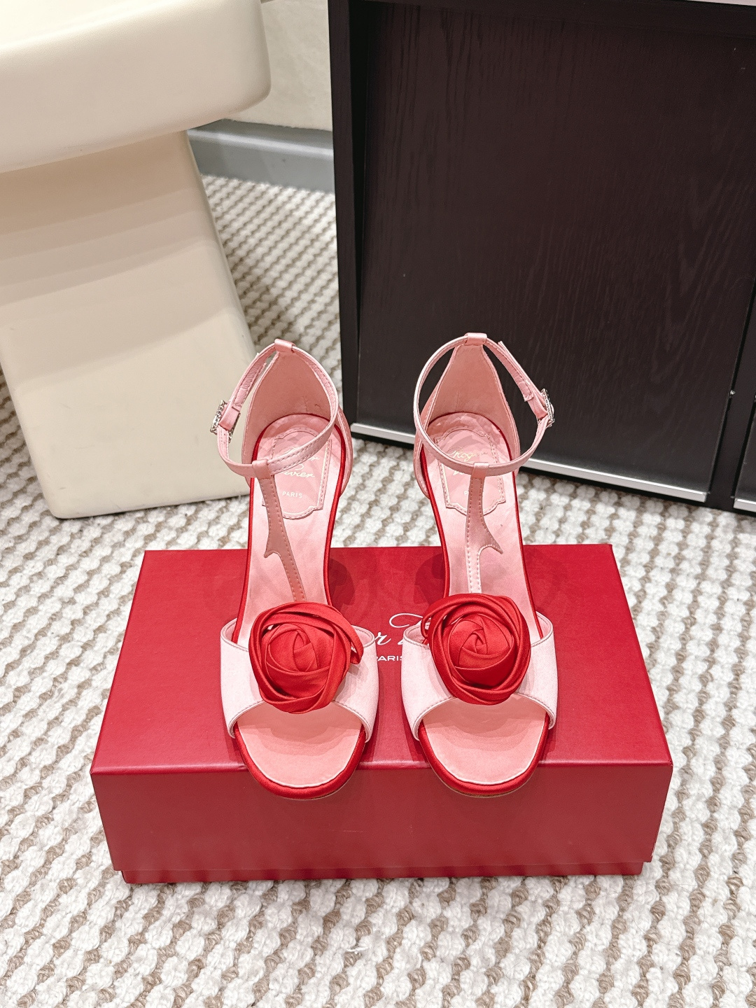 NO:787245,Purchasing agent Roger Vivier 2026 spring and summer new satin strap high-heeled sandals Roger Vivier, the upper is decorated with three-dimensional pink roses, the design is romantic and highly recognizable. The shoe shape is a thin strap with a single buckle design, matched with a mid-heel, which not only retains French elegance, but also takes into account the comfort of daily wear. The contrasting combination of green and pink is bold and eye-catching, which is the finishing touch to create a 'garden style' outfit in spring and summer.  Taking into account comfort and aura, it is suitable for various occasions. Whether it is commuting, dating or dinner, it can add a touch of high-end to the overall look. Size 35-39 (40.41 custom made, non-refundable), high heels and sandals, roger vivor, sandals, high heels19860909代购级 Roger Vivier 2026春夏 新款 缎面 绑带 高跟 凉鞋 Roger Vivier,鞋面饰有立体粉色玫瑰花,设计浪漫又极具辨识度.鞋型为细带一字扣设计,搭配中跟,既保留了法式优雅,又兼顾日常穿着的舒适度.绿色与粉色的撞色组合大胆吸睛,是春夏季节打造“花园系”穿搭的点睛之笔. 兼顾舒适与气场,适合多种场合穿搭.无论是通勤、约会还是晚宴,它都能为整体造型增添一抹高级感. Size 35-39（40.41定做不退换）,高跟鞋凉鞋,roger vivier,sandals,high heels,Women's Shoes