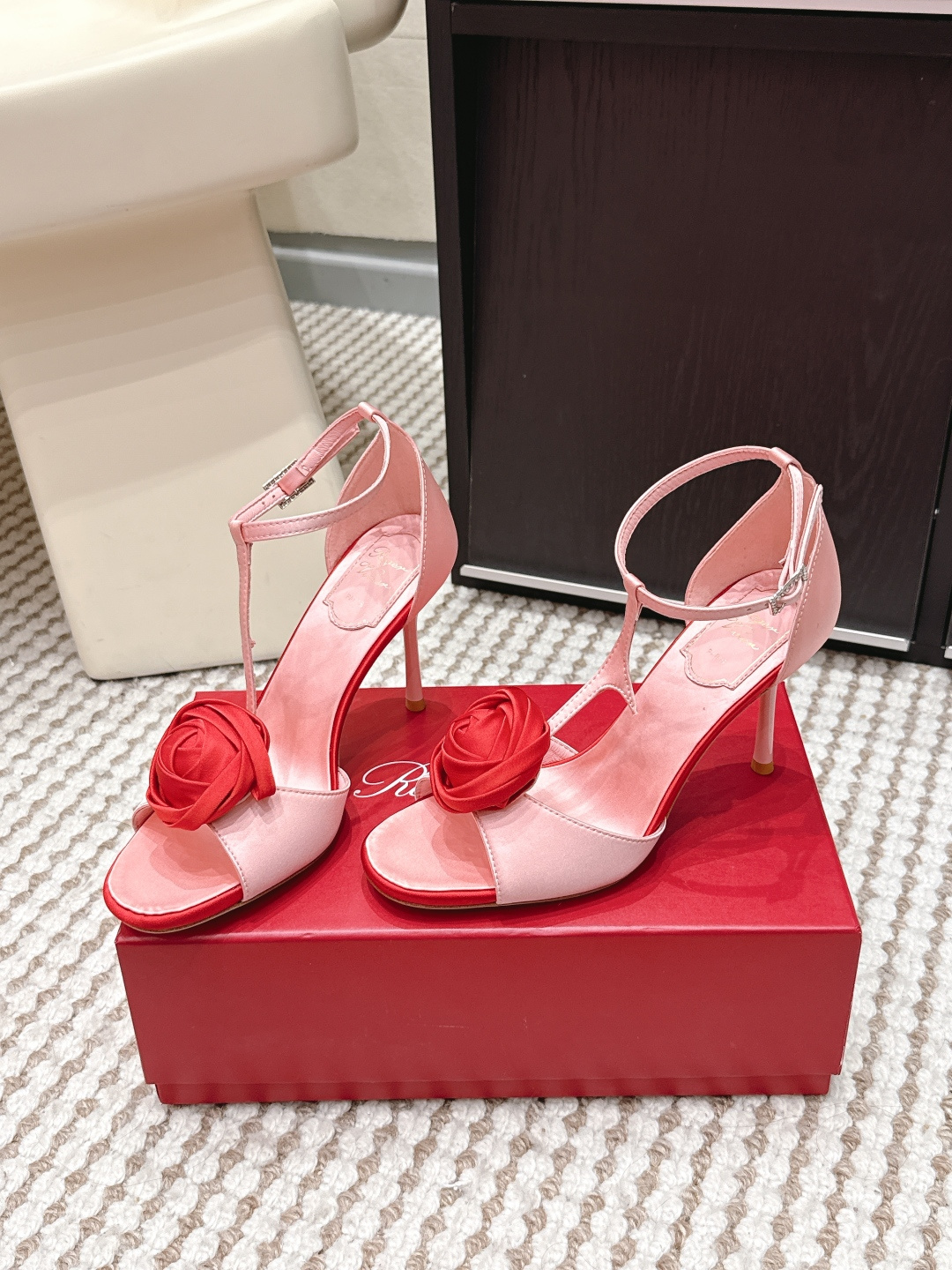 Женские босоножки Roger Vivier с декором в виде роз