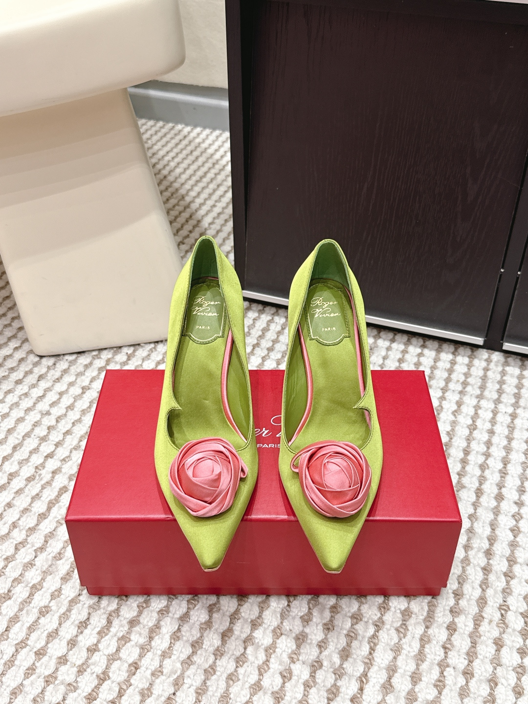 Женские туфли Roger Vivier с розами
