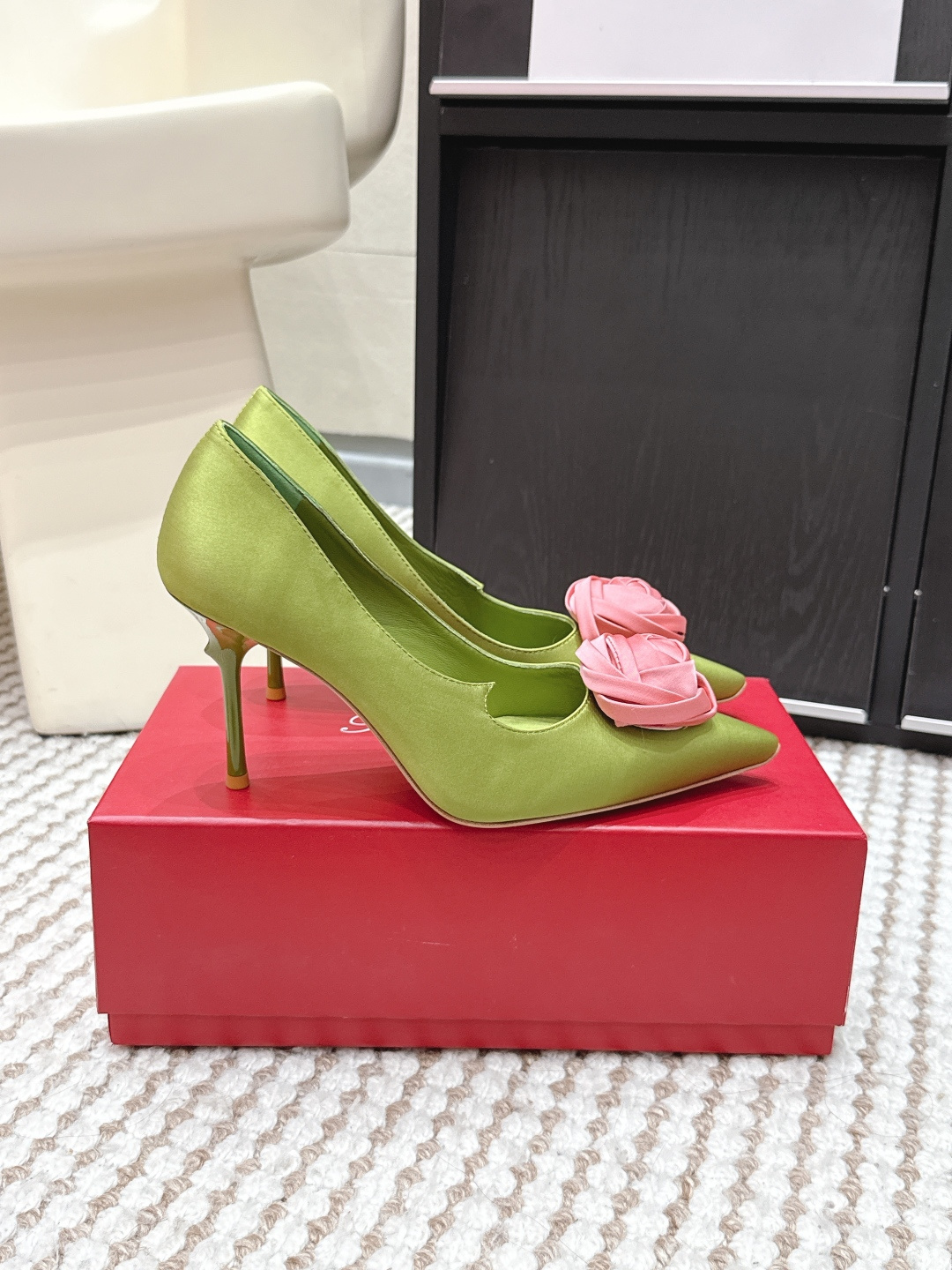 Женские туфли Roger Vivier с розами