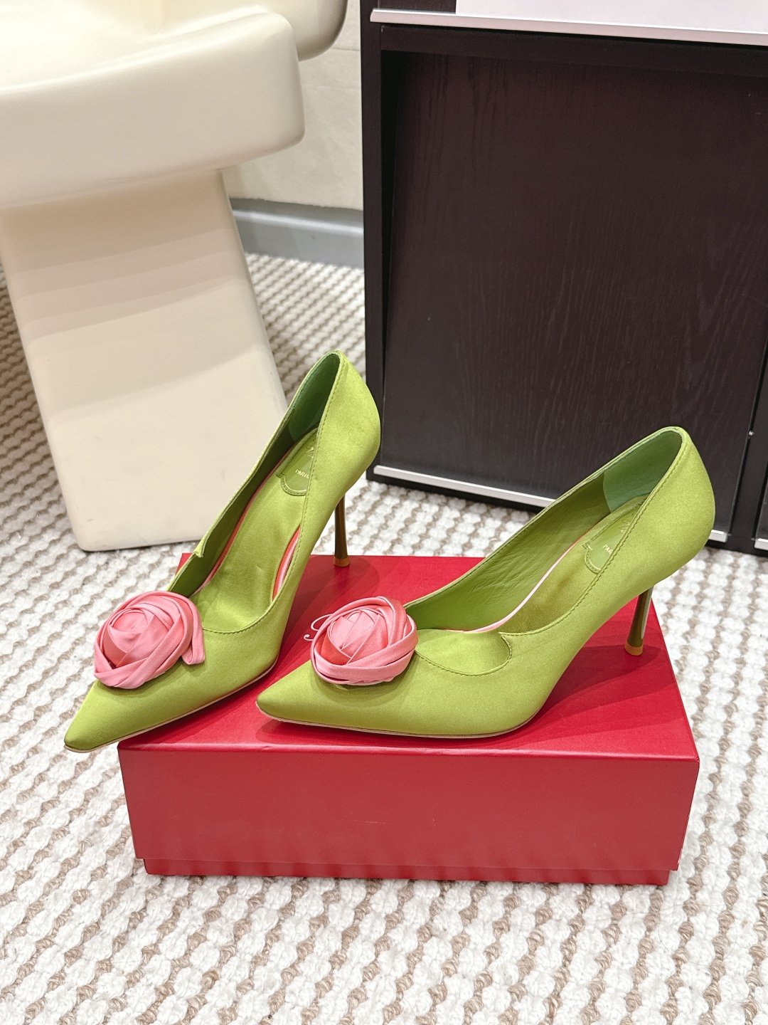 Женские туфли Roger Vivier с розами