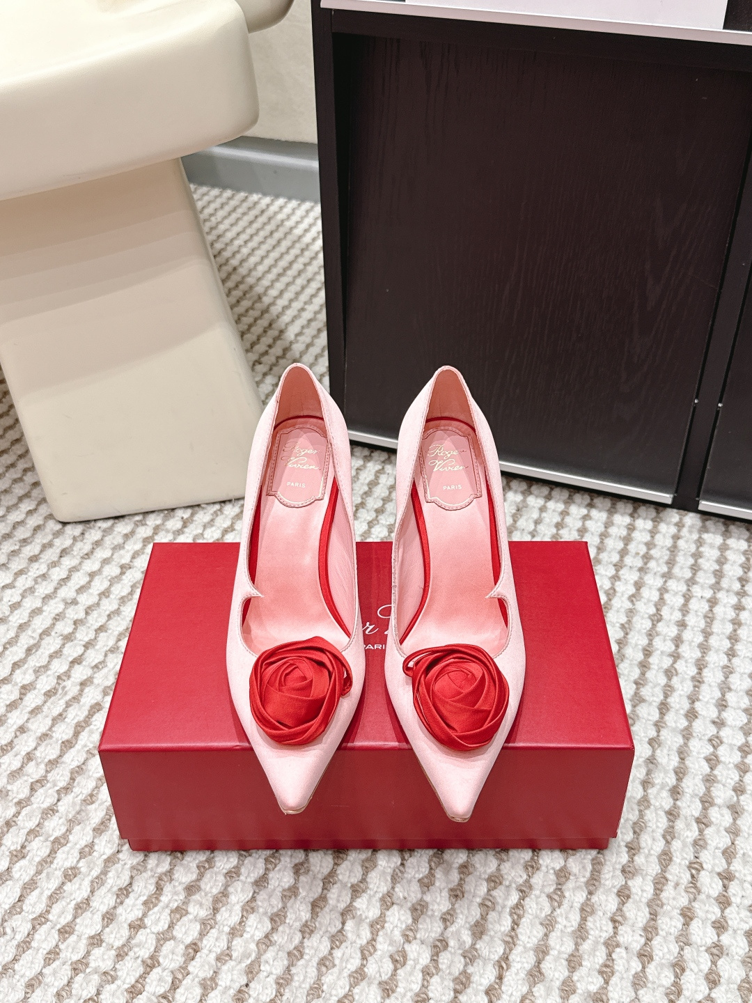 NO:787786,Purchasing agent Roger Vivier 2026 spring and summer new rose flat high-heeled shoes Roger Vivier This is a highly recognizable pointed-toe flat shoe with a three-dimensional rose decoration on the upper. The design is elegant and romantic, combining French retro and modern simplicity. Judging from the shoe shape and decorative details, it belongs to the classic style of 'rose flat shoes'.  Commonly found in affordable luxury or designer brands, it is suitable for wearing scenes that pursue sophistication and feminine style. The sharp toe, simple body, and three-dimensional flowers are eye-catching but not overwhelming. It is a versatile item in spring and summer. It combines comfort and aura, and is suitable for various occasions. Whether it is commuting, dating or dinner, it can add a sense of luxury to the overall look. Size 35-39 (40.41 custom-made, non-refundable), single shoes, roger vivor, flats19860909代购级 Roger Vivier 2026春夏 新款 玫瑰 平底 高跟 单鞋 Roger Vivier 这是一款极具辨识度的尖头平底鞋,鞋面饰有立体玫瑰花装饰,设计优雅浪漫,兼具法式复古与现代简约感.从鞋型和装饰细节来看,它属于经典款式的“玫瑰花平底鞋”, 常见于轻奢或设计师品牌,适合追求精致感与女性化风格的穿搭场景.鞋头尖锐、鞋身简洁,搭配立体花朵,既点睛又不喧宾夺主,是春夏季节的百搭单品. 兼顾舒适与气场,适合多种场合穿搭.无论是通勤、约会还是晚宴,它都能为整体造型增添一抹高级感. Size 35-39（40.41定做不退换）,单鞋,roger vivier,flats,Women's Shoes