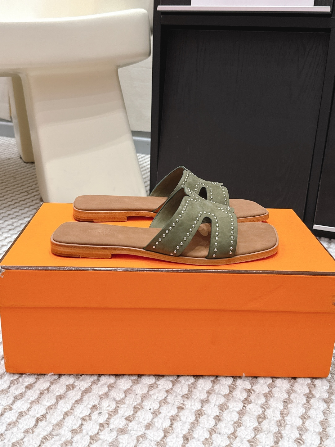 Женские кожаные сандалии с декоративными заклепками Hermès