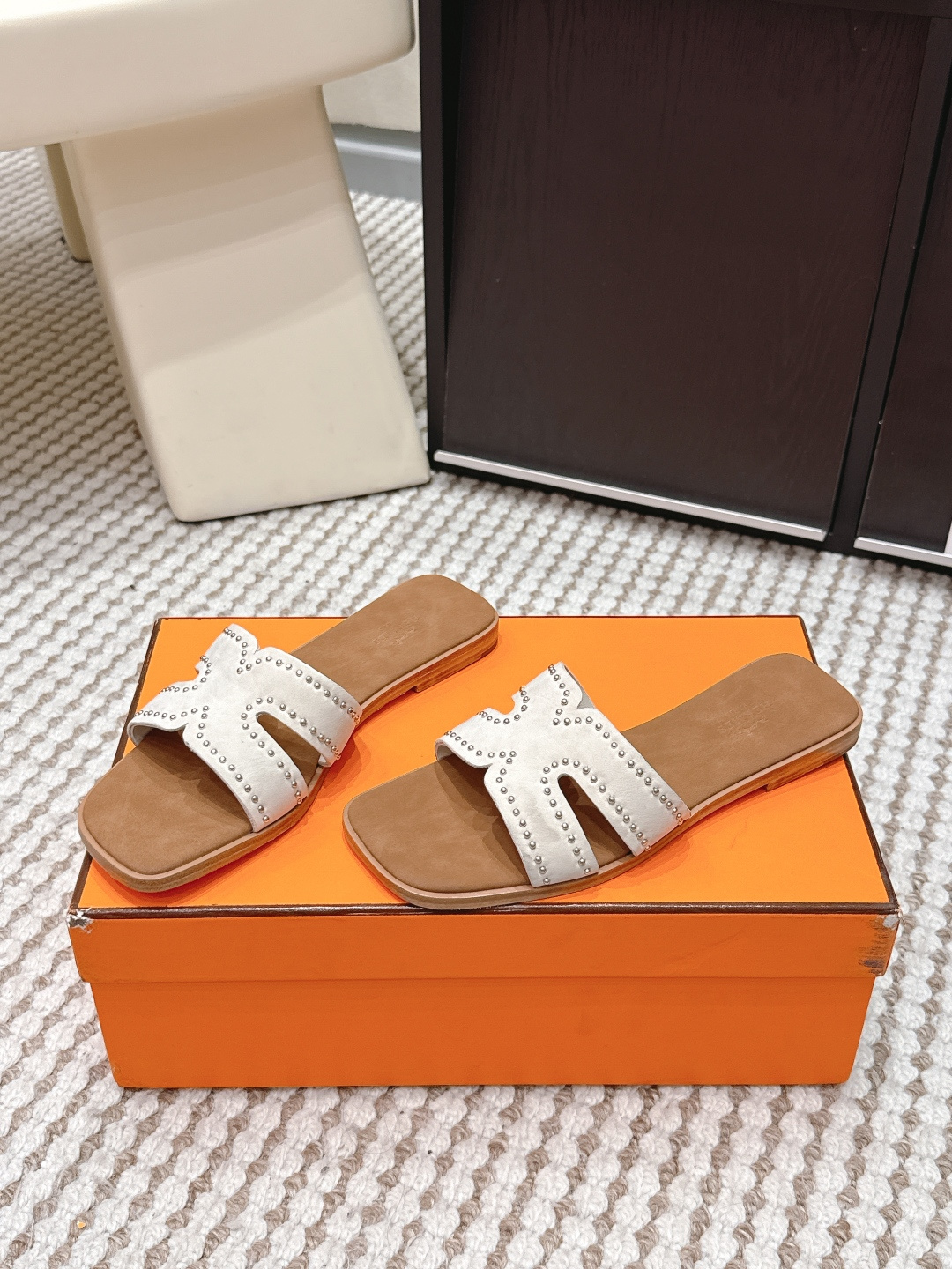 Женские босоножки Hermès с H-образным ремешком и заклепками