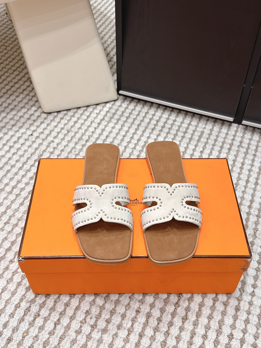 NO:749759,Purchasing agent Hermès 2026 spring and summer new H-shaped rivet sandals. This pair is Hermès's classic H-shaped rivet sandals. They are made of soft suede leather with iconic H-shaped buckles and exquisite metal rivet decorations. The soles are lined with comfortable cowhide. The overall design is simple and elegant without losing luxury details.  Whether it is daily outings or vacation travel, it can easily enhance the texture and style of the overall look. The following provides you with a number of practical outfit plans to help you wear a high-end look. Size 35-39 (40.41 custom-made, non-returnable), slippers, hermes, hermes, slippers, cowhide19860909代购级 Hermès 爱马仕 2026春夏 新款 H形 铆钉 凉拖鞋 这双是爱马仕（Hermès）经典的H形铆钉凉拖,采用柔软绒面皮革搭配标志性H形带扣和精致金属铆钉装饰,鞋底为舒适牛皮内里,整体设计简约大气又不失奢华细节. 无论是日常出街还是度假旅行,它都能轻松提升整体造型的质感与格调.下面为你提供多套实用穿搭方案,助你穿出高级感. Size 35-39（40.41定做不退换）,拖鞋,hermes,hermes,slippers,cowhide,Women's Shoes