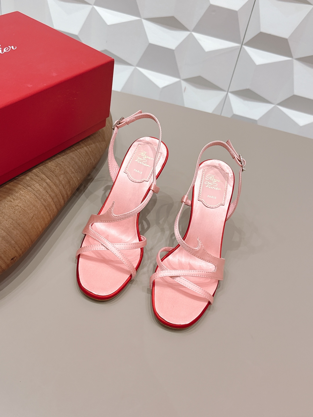 NO:748819,: 'Exclusive top version' ROGE*VIVIE*2026vs early spring new fashion sandals series... [Round-toe high-heeled sandals] RV originated from the Paris, France fashion design brand - classic single shoe series RV is the brand to pursue!  Each one can be said to be the best!  The appearance goes well with the clothes in the wardrobe. The square buckle also makes the match look more grand and impressive in and out of various places. Fabric: Original customized silk cloth. Lining: Original customized sheepskin. Feet: Original customized sheepskin. Outsole: Original Italian genuine leather outsole. Heel height: 9.5cm. Size: 35-39 (40.41. Customization is non-returnable). Packaging: Original full set of packaging.  Color: official website updated simultaneously, high heels and sandals, roger vivor, sandals, high heels, sheepskin, real silk, Leather soles19860909: 《独家顶级版本》  ROGE*VIVIE*2026vs早春新品时装凉鞋系列……【圆头高跟凉鞋】 RV源于法国巴黎时尚设计品牌— —经典单鞋系列 RV是追求的品牌！每一款都可谓是做到了极致！ 外观很好搭配,衣柜的衣服都能搭配的很出众,方扣也是让搭配看起来更大气,进出各种场所都有气势 面料: 原版定制真丝布 内里: 原版定制羊皮 垫脚: 原版定制羊皮 大底: 原版意大利真皮大底 跟高: 9.5cm 码数: 35-39（40.41.定制不退换） 包装:原版全套包装 颜色:官网同步更新,高跟鞋凉鞋,roger vivier,sandals,high heels,sheepskin,real silk,Leather soles,Women's Shoes
