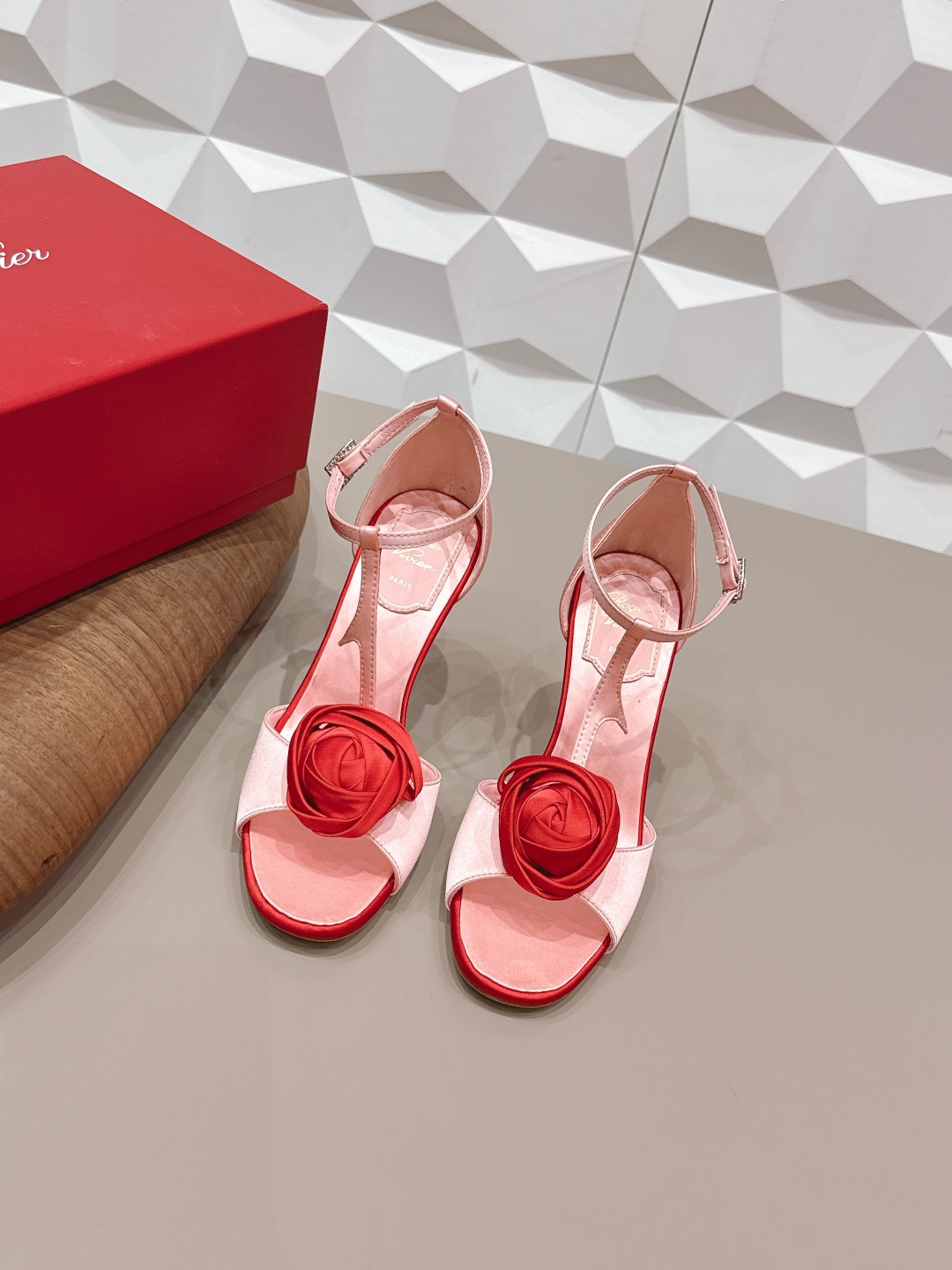 NO:748815,: 'Exclusive top version' ROGE*VIVIE*2026vs early spring new fashion sandals series... [Round-head flower high-heeled sandals] RV originated from the Paris, France fashion design brand - classic single shoe series RV is the brand to pursue!  Each one can be said to be the best!  The appearance goes well with the clothes in the wardrobe. The square buckle also makes the match look more grand and impressive in and out of various places. Fabric: Original customized silk cloth. Lining: Original customized sheepskin. Feet: Original customized sheepskin. Outsole: Original Italian genuine leather outsole. Heel height: 9.5cm. Size: 35-39 (40.41. Customization is non-returnable). Packaging: Original full set of packaging.  Color: official website updated simultaneously, high heels and sandals, roger vivor, sandals, high heels, sheepskin, real silk, Leather soles19860909: 《独家顶级版本》  ROGE*VIVIE*2026vs早春新品时装凉鞋系列……【圆头花朵高跟凉鞋】 RV源于法国巴黎时尚设计品牌— —经典单鞋系列 RV是追求的品牌！每一款都可谓是做到了极致！ 外观很好搭配,衣柜的衣服都能搭配的很出众,方扣也是让搭配看起来更大气,进出各种场所都有气势 面料: 原版定制真丝布 内里: 原版定制羊皮 垫脚: 原版定制羊皮 大底: 原版意大利真皮大底 跟高: 9.5cm 码数: 35-39（40.41.定制不退换） 包装:原版全套包装 颜色:官网同步更新,高跟鞋凉鞋,roger vivier,sandals,high heels,sheepskin,real silk,Leather soles,Women's Shoes