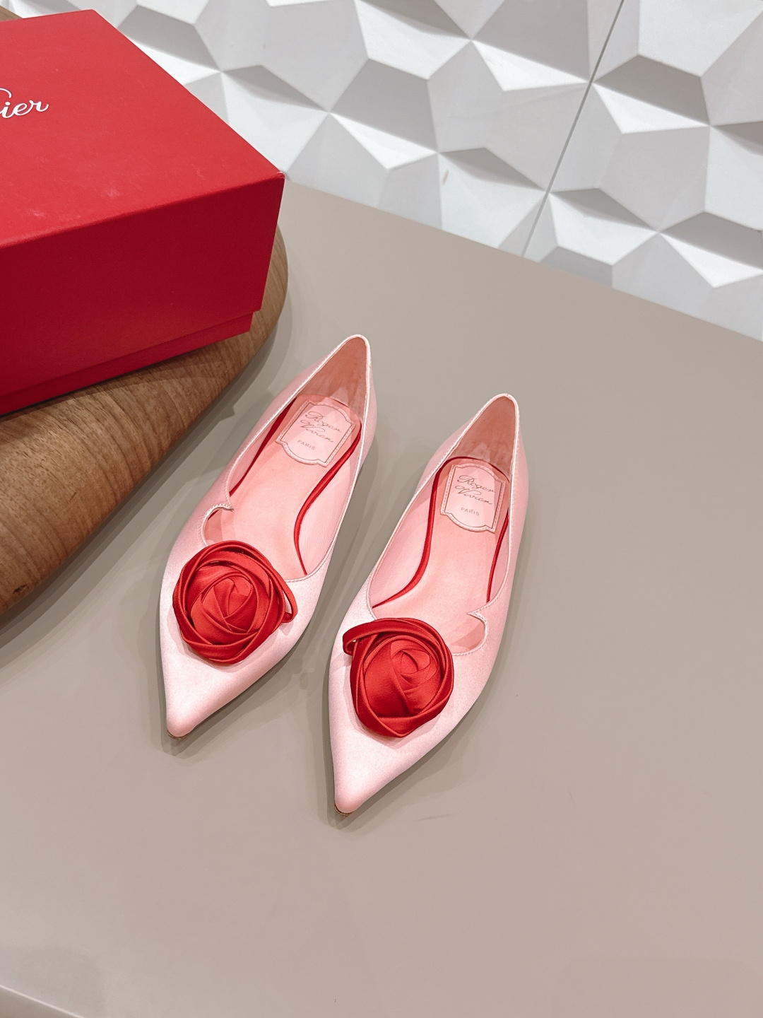 NO:748833,: 'Exclusive top version' ROGE*VIVIE*2026vs early spring new fashion shoe series... [Pointed flower flat shoes] RV originated from the French Paris fashion design brand - classic shoe series RV is the brand to pursue!  Each one can be said to be the best!  The appearance goes well with the clothes in the wardrobe. The square buckle also makes the match look more grand and impressive in and out of various places. Fabric: original customized silk cloth. Lining: original customized sheepskin. Foot pads: original customized sheepskin. Outsole: original Italian genuine leather outsole. Heel height: 0.8cm (flat bottom). Size: 35-39 (40.41. Customization is not returnable). Packaging: original full set of packaging.  Color: official website updated simultaneously, high heels single shoes, roger vivor, high heels, sheepskin, real silk, Leather soles19860909: 《独家顶级版本》  ROGE*VIVIE*2026vs早春新品时装单鞋系列……【尖头花朵平底单鞋】 RV源于法国巴黎时尚设计品牌— —经典单鞋系列 RV是追求的品牌！每一款都可谓是做到了极致！ 外观很好搭配,衣柜的衣服都能搭配的很出众,方扣也是让搭配看起来更大气,进出各种场所都有气势 面料: 原版定制真丝布 内里: 原版定制羊皮 垫脚: 原版定制羊皮 大底: 原版意大利真皮大底 跟高: 0.8cm（平底） 码数: 35-39（40.41.定制不退换） 包装:原版全套包装 颜色:官网同步更新,高跟鞋单鞋,roger vivier,high heels,sheepskin,real silk,Leather soles,Women's Shoes