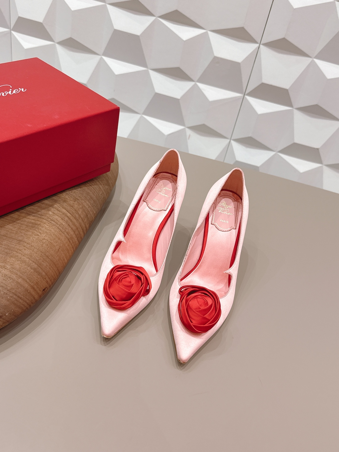 NO:748831,: 'Exclusive top version' ROGE*VIVIE*2026vs early spring new fashion shoes series... [Pointed flower high-heeled shoes] RV originated from the Paris, France fashion design brand - classic shoe series RV is the brand to pursue!  Each one can be said to be the best!  The appearance goes well with the clothes in the wardrobe. The square buckle also makes the match look more grand and impressive in and out of various places. Fabric: Original customized silk cloth. Lining: Original customized sheepskin. Feet: Original customized sheepskin. Outsole: Original Italian genuine leather outsole. Heel height: 9.5cm. Size: 35-39 (40.41. Customization is non-returnable). Packaging: Original full set of packaging.  Color: official website updated simultaneously, high heels single shoes, roger vivor, high heels, sheepskin, real silk, Leather soles19860909: 《独家顶级版本》  ROGE*VIVIE*2026vs早春新品时装单鞋系列……【尖头花朵高跟单鞋】 RV源于法国巴黎时尚设计品牌— —经典单鞋系列 RV是追求的品牌！每一款都可谓是做到了极致！ 外观很好搭配,衣柜的衣服都能搭配的很出众,方扣也是让搭配看起来更大气,进出各种场所都有气势 面料: 原版定制真丝布 内里: 原版定制羊皮 垫脚: 原版定制羊皮 大底: 原版意大利真皮大底 跟高: 9.5cm 码数: 35-39（40.41.定制不退换） 包装:原版全套包装 颜色:官网同步更新,高跟鞋单鞋,roger vivier,high heels,sheepskin,real silk,Leather soles,Women's Shoes