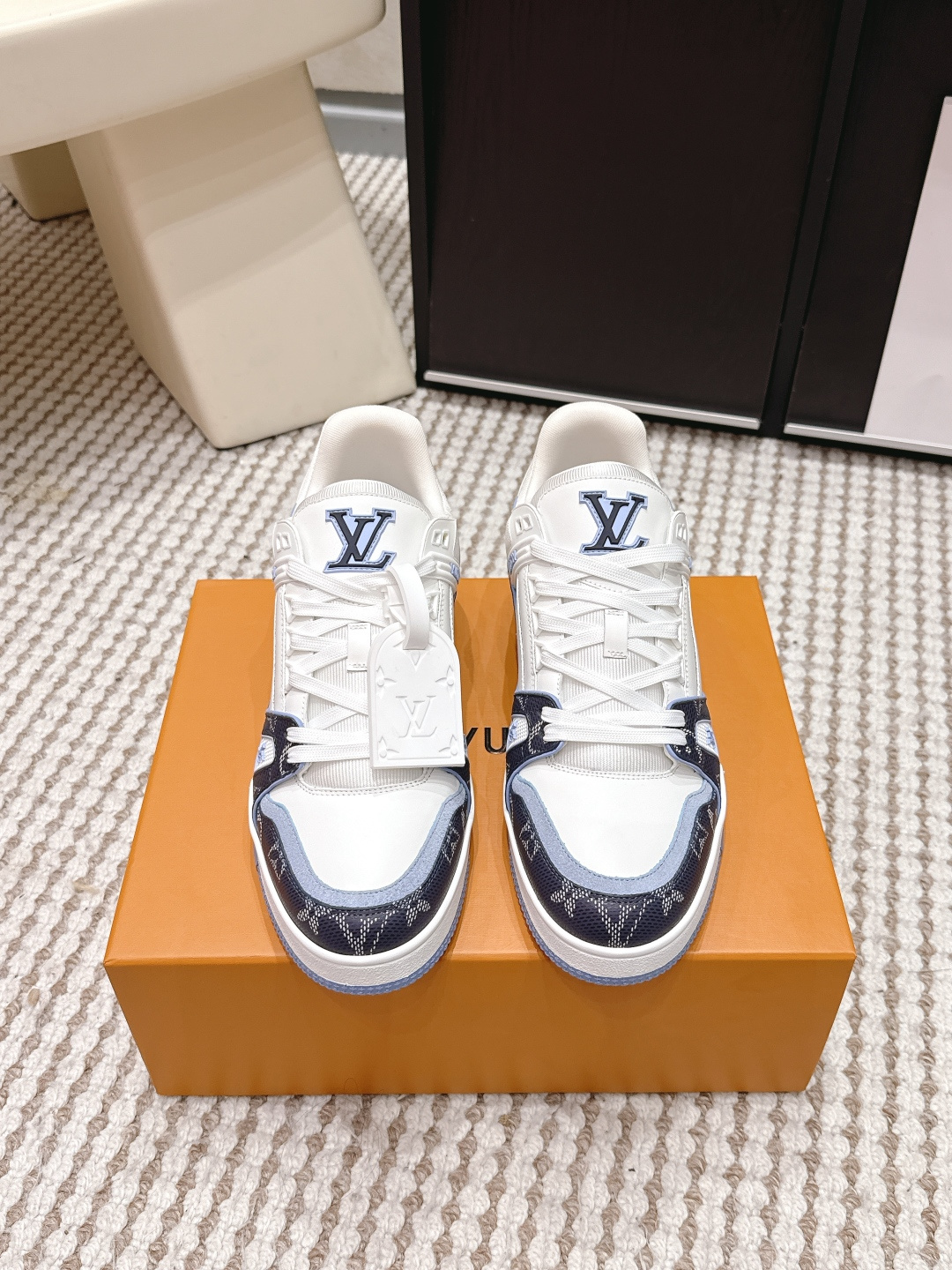 NO:749785,Purchasing-grade Louis Vuitton 26ss is a hot item from Lvjia!  Trainer sneakers are a must buy for everyone, you will never regret it!  Super versatile and high-end!  It goes well with any kind of clothes. The most important thing is that it is very attractive. The manufacturing process of the top OEM is very strict!  The materials are all top-grade cowhide customized from overseas, and the texture of the leather is the same as the original. It is super high-end, especially the texture that comes out when the shoe is bent, it has a completely ZP feel!  The outsole is also customized by our private model, with exclusive control. The entire font and concave and convex feel are difficult to distinguish between true and false. Size #Female 35-41 #Male 38-47 (Female 40 41 Male 45 46 47 is customized and non-returnable), casual shoes/sports shoes, louis vuitton, louis vuitton, louis vuitton, sneakers, cowhide19860909代购级 Louis Vuitton 26ss 驴家的爆款！trainer板鞋,每个人都必须入的款,绝不后悔！ 超级百搭高级！什么衣服都好搭.最主要是超耐看的. 顶级代工厂制程超严格！材料都是海外定制的顶级牛皮,皮纹质感都是原版的感觉 超高级,特别是鞋子折弯的时候出来的纹路,完完全全就是zp的感觉！ 大底也是我们私模定制的,独家把控,整个字体和凹凸感,真假难辨. Size#女35-41 #男38-47（女40 41 男45 46 47定做不退换）,休闲鞋/运动鞋,louis vuitton,louis vuitton,louis vuitton,sneakers,cowhide,Women's Shoes
