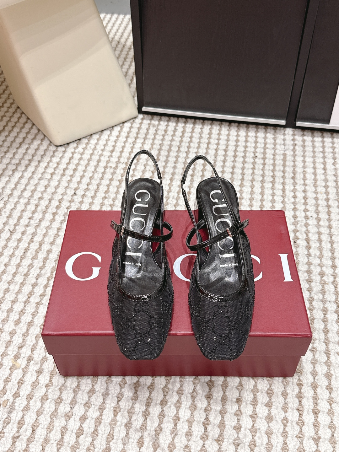 NO:725000,Purchasing agent Gucci 2026 spring and summer new embroidered Mary Jane shoes sandals Gucci black embroidered Mary Jane shoes, classic square toe + low heel design, perfect retro style!  The upper is exquisitely embroidered, with a full sense of brand logo, and the metal buckle details enhance the texture. The low heels are comfortable and can be easily worn for commuting or formal occasions. They look great with skirts or cropped pants ~ The Gucci Mary Jane shoe series is extremely popular, both fashionable and practical, and is a must-have item in the shoe cabinet!  Size 35-39 (40.41.42 custom-made, non-refundable), sandals, gucci, gucci, sandals, mary jane, skirts19860909代购级 Gucci古驰 2026春夏新款 刺绣玛丽珍鞋 凉鞋 Gucci黑色刺绣玛丽珍鞋,经典方头+低跟设计,优雅复古风满分！鞋面精致刺绣,品牌标志感十足 金属扣带细节提升质感.低跟舒适,通勤或正式场合都能轻松驾驭,搭配裙装或九分裤都很出彩～Gucci玛丽珍鞋系列超受欢迎,时尚与实用兼备,是鞋柜必备单品！ Size 35-39（40.41.42定做不退换）,凉鞋,gucci,gucci,sandals,mary jane,skirts,Women's Shoes