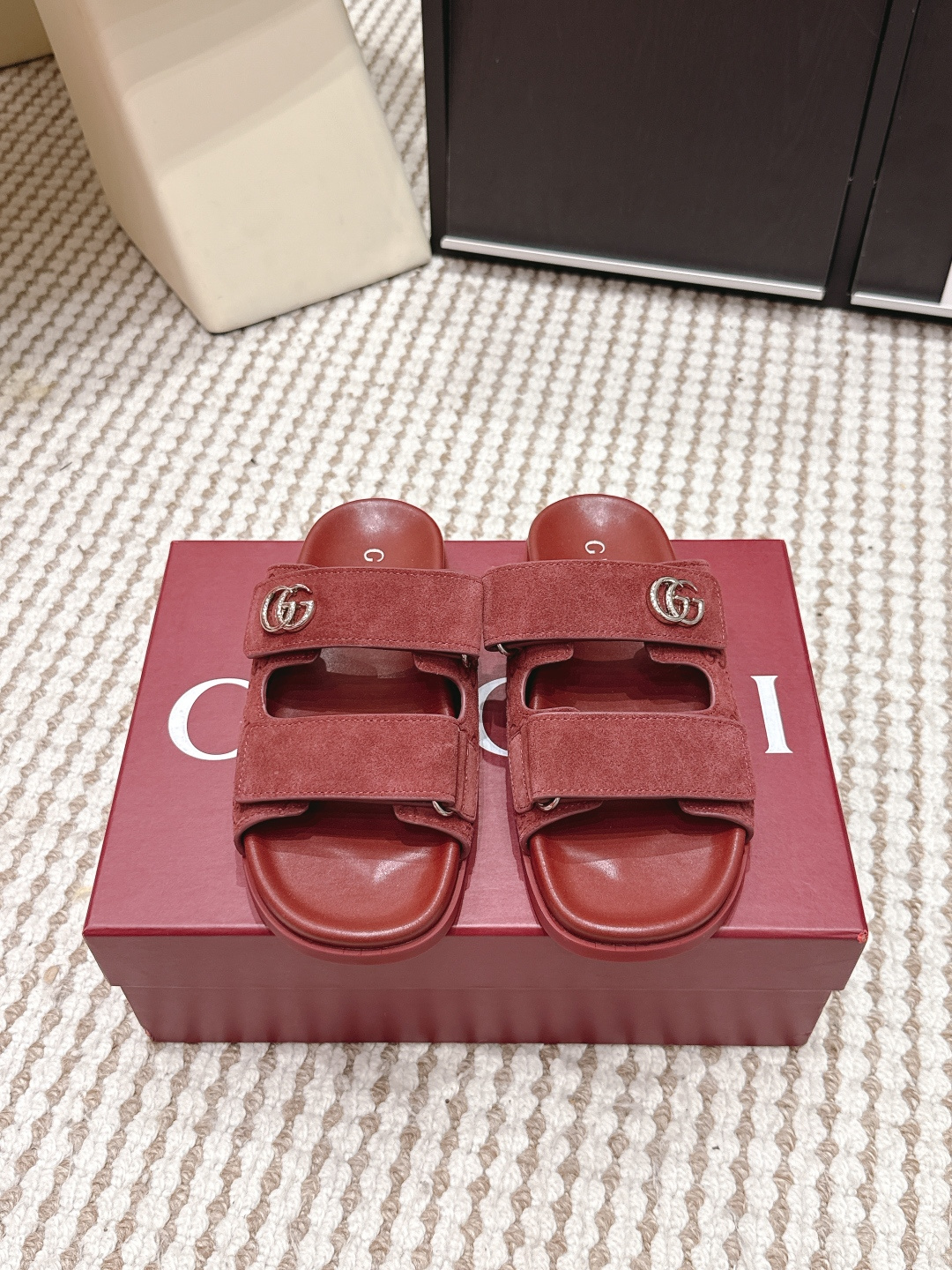 NO:725005,Purchasing agent Gucci 2026 spring and summer new GG double-strap sandals flat slippers Gucci GG double-strap sandals, black suede material, with classic double G metal logo, full of brand feel. Double-strap Velcro design, adjustable elasticity, suitable for various foot types, comfortable and fit. The rubber sole is non-slip, perfect for daily outings or vacations!  Simple retro style, versatile jeans and dresses, easy to switch between multiple styles, fashionable and practical. Size 35-39 (customized at 40.41.42), slippers, gucci, slippers, skirts, jeans, chamois leather19860909代购级 Gucci 2026春夏新款 GG双带凉拖鞋 平底拖鞋 Gucci GG双带凉拖,黑色麂皮材质,搭配经典双G金属标志,品牌感满满.双带魔术贴设计,松紧可调,适合各种脚型,穿着舒适又贴合. 橡胶鞋底防滑,日常出街或度假都很OK！简约复古风,百搭牛仔裤、连衣裙,轻松切换多种造型,时尚实用两不误. Size 35-39（40.41.42定做）,拖鞋,gucci,slippers,skirts,jeans,chamois leather,Women's Shoes