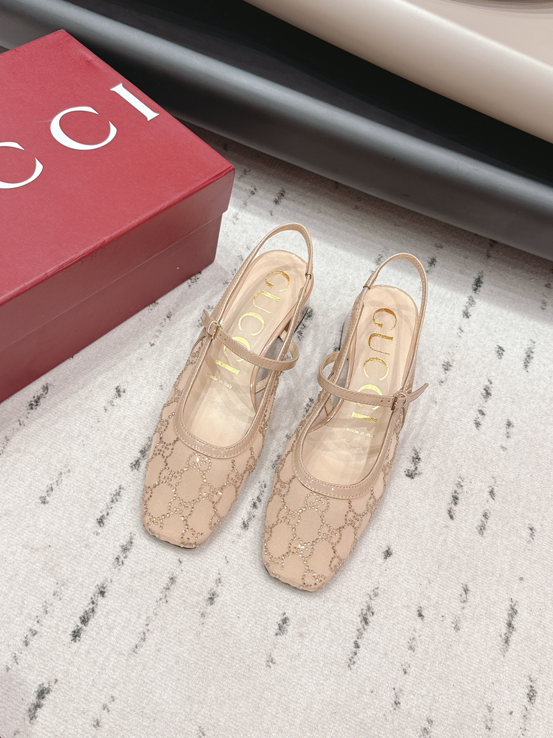 NO:748737,: 'Exclusive top version' G*ucci G*Chi 2026 vs spring and summer's latest popular shoe series... [Square toe back empty shoes] Original quality  Authentic European style, the upper foot is perfect to wear with this shoe. It is elegant and crystal clear. Regardless of the materials of the accessories, they are all customized one by one. You must go to get the original version. The whole series is full of exciting and external elements. The texture of different materials, the expression of texture and surface, have a strong artistic atmosphere... Upper: Original customized patent leather/customized mesh hot-drilling process. Inner: Original customized sheepskin.  Foot pads: Original customized sheepskin Outsole: Original customized leather outsole Heel height: 4.5cm Packaging: Original full set of packaging Code number: 35-39 (40.41.42 customization is not returnable) Color: Official website updated simultaneously, sandals, sandals, sheepskin, Leather soles19860909: 《独家顶级版本》 G*ucci古*驰2026vs春夏最新爆款单鞋系列……【方头后空单鞋】 原单品质 原汁原味的欧式风格,上脚非常完美穿搭上配此鞋,优雅大方,晶莹剔透,无论种各配件材质,都是家独一比一定制,必到做原版零距离,整系个列都充了满令兴人奋意和外的元结素合,不同材的质,肌的理面的料表现,具有极的浓艺术气息…… 鞋面: 原版定制漆皮/定制网烫钻工艺 内里: 原版定制羊皮 垫脚: 原版定制羊皮 大底: 原版定制真皮大底 跟高: 4.5cm 包装: 原版全套包装 码数: 35-39(40.41.42定制不退换) 颜色:官网同步更新,凉鞋,sandals,sheepskin,Leather soles,Women's Shoes