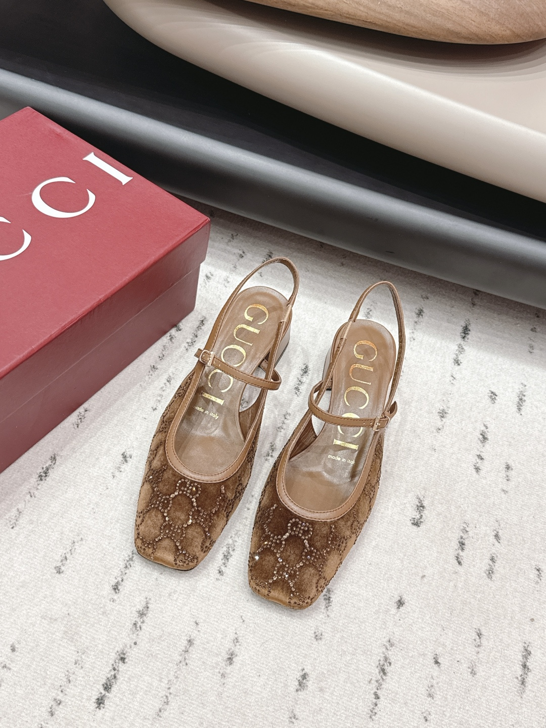 NO:748734,: 'Exclusive top version' G*ucci G*Chi 2026 vs spring and summer's latest popular shoe series... [Square toe back empty shoes] Original quality  Authentic European style, the upper and the feet are perfect to wear with this shoe. They are elegant and crystal clear. Regardless of the materials of the accessories, they are all customized one by one. You must go to get the original version. The whole series is full of exciting and external elements. The texture of different materials and the expression of the texture of the materials have a strong artistic atmosphere... Upper: Original customized sheepskin/cashmere hot-drilling process. Inner: Original customized sheepskin.  Foot pads: Original customized sheepskin Outsole: Original customized leather outsole Heel height: 4.5cm Packaging: Original full set of packaging Code number: 35-39 (40.41.42 customization is not returnable) Color: Official website updated simultaneously, sandals, sandals, sheepskin, Leather soles19860909: 《独家顶级版本》 G*ucci古*驰2026vs春夏最新爆款单鞋系列……【方头后空单鞋】 原单品质 原汁原味的欧式风格,上脚非常完美穿搭上配此鞋,优雅大方,晶莹剔透,无论种各配件材质,都是家独一比一定制,必到做原版零距离,整系个列都充了满令兴人奋意和外的元结素合,不同材的质,肌的理面的料表现,具有极的浓艺术气息…… 鞋面: 原版定制羊皮/羊绒烫钻工艺 内里: 原版定制羊皮 垫脚: 原版定制羊皮 大底: 原版定制真皮大底 跟高: 4.5cm 包装: 原版全套包装 码数: 35-39(40.41.42定制不退换) 颜色:官网同步更新,凉鞋,sandals,sheepskin,Leather soles,Women's Shoes