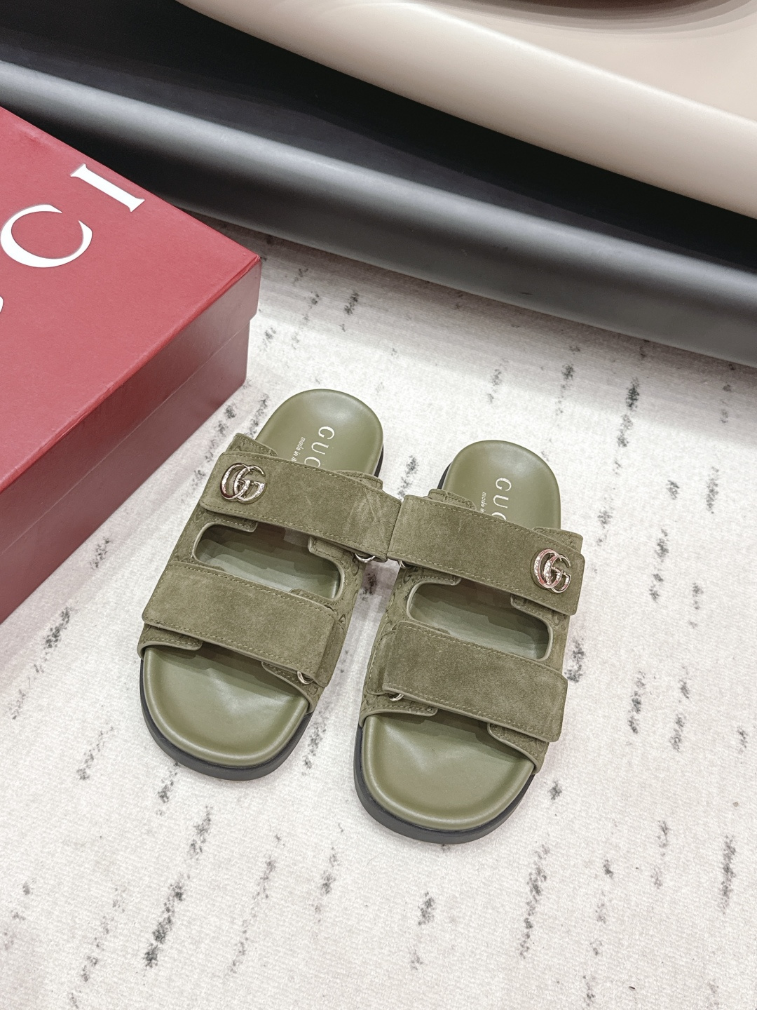 NO:722548,: 'Exclusive top version' G*UCCI G*Chi's latest hot sandal series for spring and summer 2026... [Double G buckle beach sandals] Original quality, original European style ——————————  The upper foot is perfect to wear with this shoe. It is elegant and crystal clear. Regardless of the materials of the accessories, they are all customized one by one. You must go to get the original version. The whole series is full of exciting and unexpected elements. The texture of different materials and the texture of the skin have a strong artistic atmosphere... Fabric: Original customized cowhide lettering craftsmanship. Inner: Original customized sheepskin. Outsole: Original open-molded TPU combination sole.  Code number: 35-39 (40.41.42. Customization is non-refundable) Packaging: Original full set of packaging Color: Official website updated simultaneously, slippers, sandals, slippers, sheepskin19860909: 《独家顶级版本》 G*UCCI古*驰2026春夏最新爆款凉鞋系列……【双G扣沙滩凉拖】 原单品质 原汁原味的欧式风格  —————————— 上脚非常完美穿搭上配此鞋,优雅大方,晶莹剔透,无论种各配件材质,都是家独一比一定制,必到做原版零距离,整系个列都充了满令兴人奋意和外的元结素合,不同材的质,肌的理面的料表现,具有极的浓艺术气息…… 面料: 原版定制牛猄压字母工艺 内里: 原版定制羊皮 大底: 原版开模TPU组合底 码数: 35-39(40.41.42.定制不退换) 包装: 原版全套包装 颜色: 官网同步更新,拖鞋,sandals,slippers,sheepskin,Women's Shoes