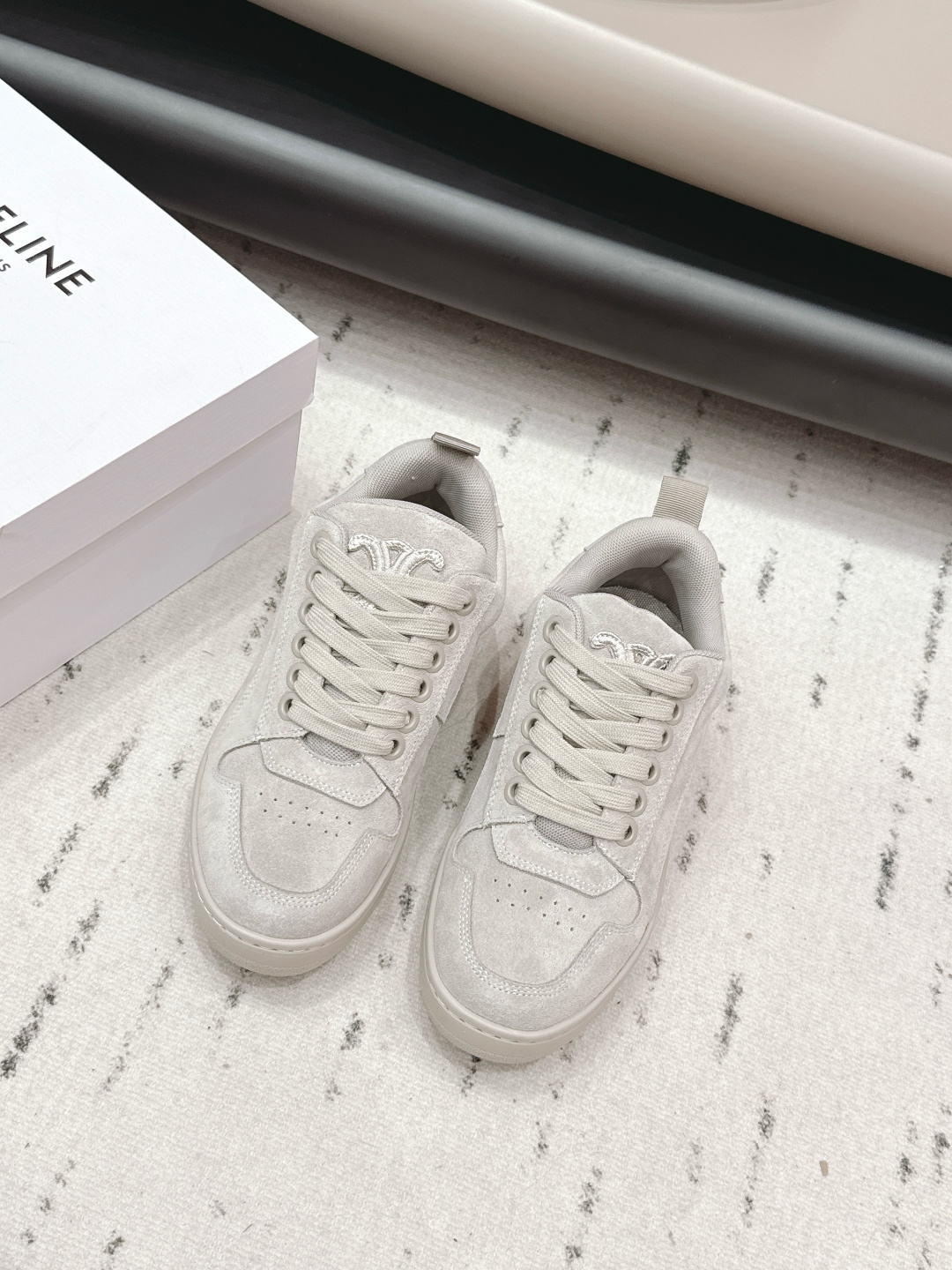 NO:722224,: 'Exclusive top version' CELlN*sai*lin 2026vs early spring Paris fashion conference latest popular casual series... [round toe thick-soled casual shoes] fashion casual lover trendy counter authentic 1-1 early autumn Korean trend version!  The counter recommends a top quality product with perfect workmanship and perfect details, counter quality!  Contrasting color positioning and splicing design!  Fashionable and casual personality!  Look like a goddess on your feet!  Simple line design, three-dimensional cutting, super invincible style, looks good no matter how you match it, super popular elements and colors, the whole set is youthful and beautiful, relaxed and eye-catching in the crowd, casual, comfortable, fashionable and versatile, a high-quality casual suit without any sense of age... Fabric: Original customized cowboy Lining: Original customized breathable mesh Foot: Original silk sheepskin injection molding Outsole: Original open-molded TPU molded bottom Packing:  Original full set of packaging Number of yards: 35-39 (40. Customization is non-refundable) Color: Official website updated simultaneously, casual shoes/sports shoes, sneakers, sheepskin19860909: 《独家顶级版本》 CELlN*赛*琳2026vs早春巴黎时装发布会最新爆款休闲系列……【圆头厚底休闲鞋】 时尚潮流休闲情女潮流款专柜正品1-1早秋韩潮流版！专柜推荐一个顶级好东西做工,细节都堪称完美,专柜品质！撞色定位拼接设计！时尚休闲个性！上脚大气女神范！简约线条设计,立体剪栽,超级无敌有范儿,怎么搭配都好看,超级流行的元素和颜色整套穿着青春靓丽,轻松自在的在人群中吸晴养眼穿着效果,休闲舒适又时尚百搭,没有年龄感的高品质休闲套装…… 面料: 原版定制牛猄 内里: 原版定制透气网 垫脚: 原版丝绸羊皮注塑成型 大底: 原版开模TPU成型底 包装: 原版全套包装 码数: 35-39（40.定制不退换） 颜色: 官网同步更新,休闲鞋/运动鞋,sneakers,sheepskin,Women's Shoes