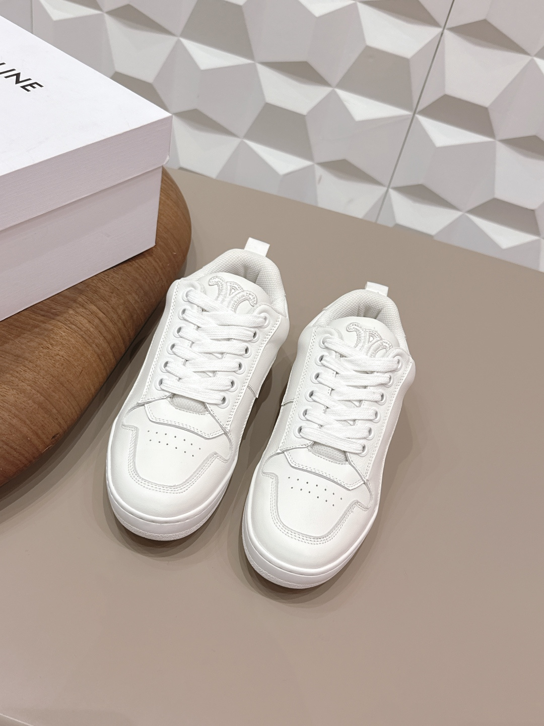 NO:722218,: 'Exclusive top version' CELlN*sai*lin 2026vs early spring Paris fashion conference latest popular casual series... [round toe thick-soled casual shoes] fashion casual lover trendy counter authentic 1-1 early autumn Korean trend version!  The counter recommends a top quality product with perfect workmanship and perfect details, counter quality!  Contrasting color positioning and splicing design!  Fashionable and casual personality!  Look like a goddess on your feet!  Simple line design, three-dimensional cutting, super invincible style, looks good no matter how you match it, super popular elements and colors, the whole set is youthful and beautiful, relaxed and eye-catching in the crowd, casual, comfortable, fashionable and versatile, a high-quality casual suit without any sense of age... Fabric: Original customized cowhide Lining: Original customized breathable mesh Footing: Original silk sheepskin injection molding Outsole: Original open-molded TPU molding sole Packaging: Original full set of packaging  Size: 35-39 (40. Customization is non-refundable) Color: Official website updated simultaneously, casual shoes/sports shoes, sneakers, cowhide, sheepskin19860909: 《独家顶级版本》 CELlN*赛*琳2026vs早春巴黎时装发布会最新爆款休闲系列……【圆头厚底休闲鞋】 时尚潮流休闲情女潮流款专柜正品1-1早秋韩潮流版！专柜推荐一个顶级好东西做工,细节都堪称完美,专柜品质！撞色定位拼接设计！时尚休闲个性！上脚大气女神范！简约线条设计,立体剪栽,超级无敌有范儿,怎么搭配都好看,超级流行的元素和颜色整套穿着青春靓丽,轻松自在的在人群中吸晴养眼穿着效果,休闲舒适又时尚百搭,没有年龄感的高品质休闲套装…… 面料: 原版定制牛皮 内里: 原版定制透气网 垫脚: 原版丝绸羊皮注塑成型 大底: 原版开模TPU成型底 包装: 原版全套包装 码数: 35-39（40.定制不退换） 颜色: 官网同步更新,休闲鞋/运动鞋,sneakers,cowhide,sheepskin,Women's Shoes