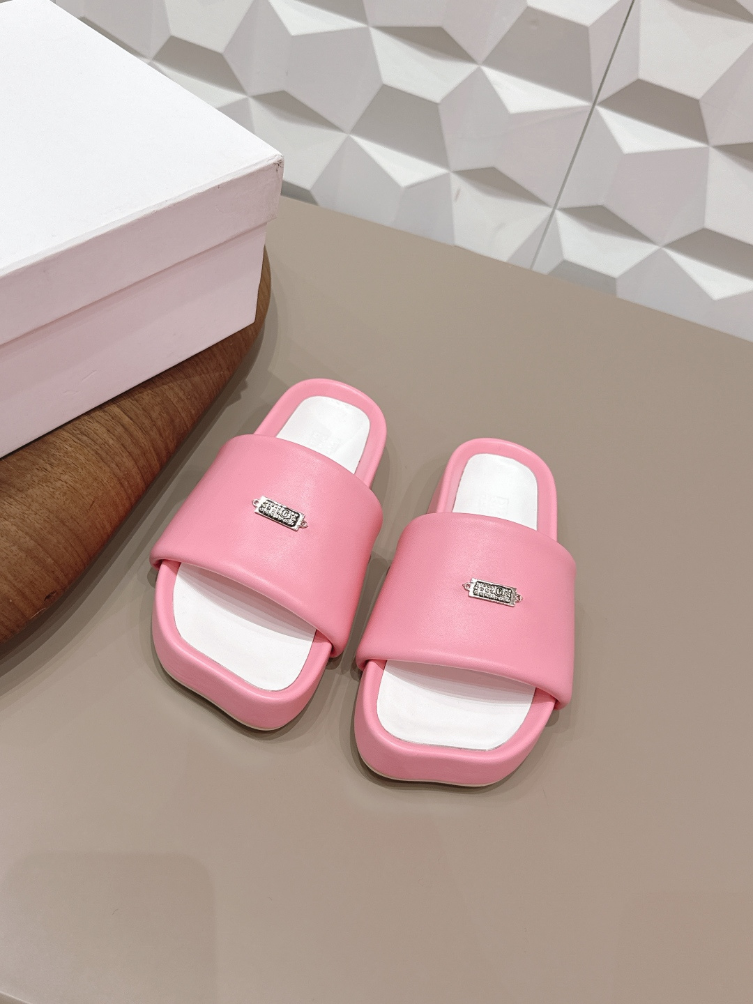 NO:722537,'Exclusive top version' Maison Margiela 26 vs early spring new series of special-shaped thick-soled sandals... [Special-shaped thick-soled sandals] The original version provides one-to-one comfort, better wrapping, full of personality, and easy to match with various styles of clothes... Fabric: Original customized sheepskin Lining: Original customized sheepskin Feet: Original customized sheepskin Outsole: Original customized anti-slip rubber bottom Heel height: Water platform thickness 2.5cm Size:  35-39 (40. Customization is non-refundable) Packaging: Original full set of packaging Color: Official website updated simultaneously, slippers, masion margiela, sandals, slippers, sheepskin19860909《独家顶级版本》  Maison Margiela马吉拉26vs早春新款异形厚底凉鞋系列……【异形厚底凉拖】 原版一比一打造舒适度,包裹性都比较好,个性十足,很好驾驭各种风格衣服搭配…… 面料: 原版定制羊皮 内里: 原版定制羊皮 垫脚: 原版定制羊皮 大底: 原版定制防滑橡胶底片 跟高: 水台厚2.5cm 码数: 35-39（40.定制不退换） 包装: 原版全套包装 颜色:官网同步更新,拖鞋,masion margiela,sandals,slippers,sheepskin,Women's Shoes