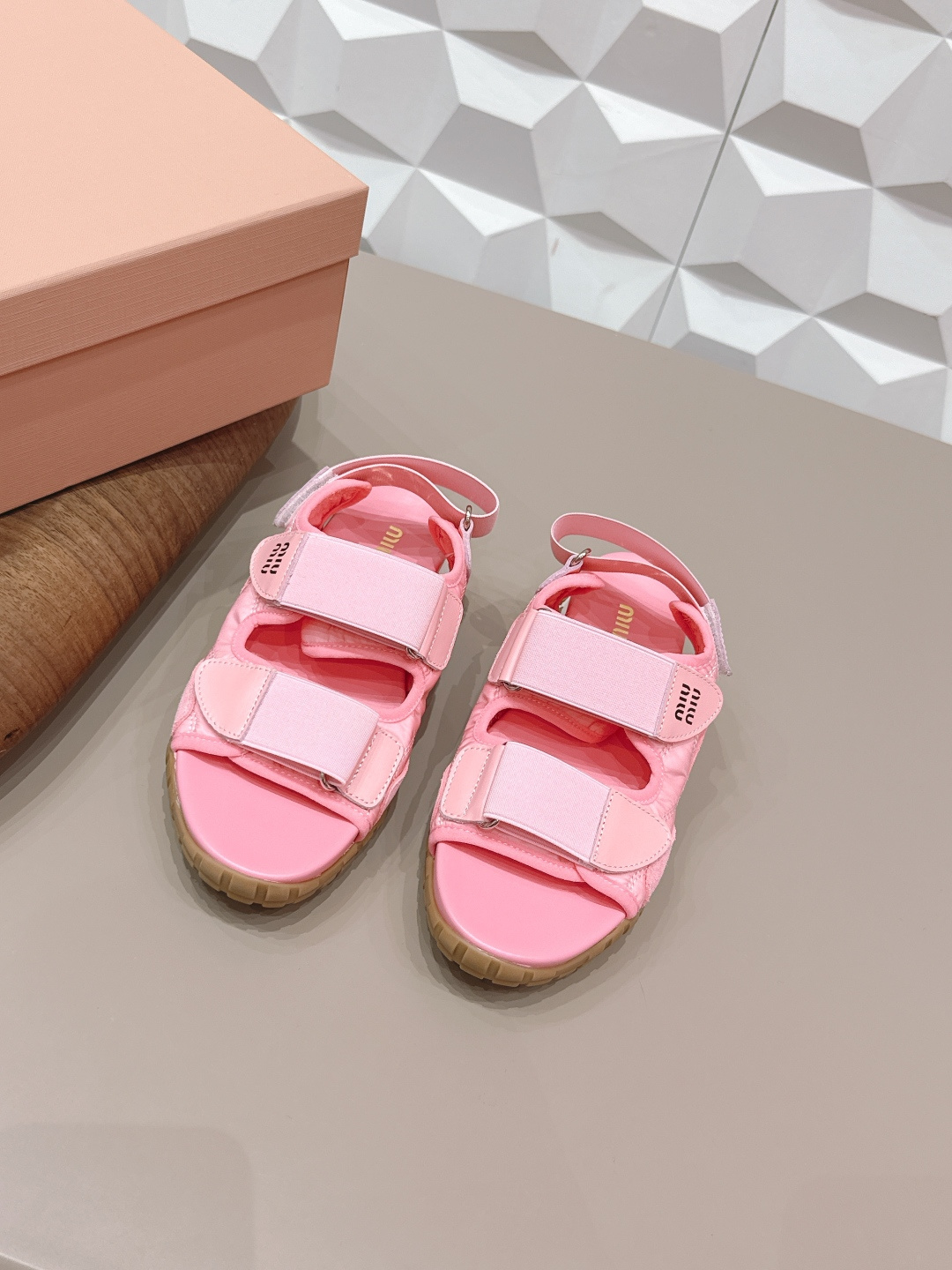 NO:722543,: 'Exclusive top version' MIUMIU Miu Miu 2026 vs spring and summer latest catwalk popular sandals series... [Thick-soled platform sandals]  MIUMIU's autumn and winter T-stage catwalk show is the same style as 'Dreams Never Sleep'. Miumiu can use it on important occasions. It has a fresh style with a touch of nobility. It is perfect to wear with this shoe. It is elegant and crystal clear, regardless of the material of various accessories.  , all are exclusively customized one to one, and must be zero distance from the original version. The entire series is full of exciting and unexpected combinations of elements, different materials, textures of fabrics, and a strong artistic atmosphere, allowing you to appreciate the ever-changing style of miumiu girls...  Upper: Original customized cowhide/umbrella cloth Lining: Original customized breathable fabric Foot pads: Original customized sheep pattern microfiber water-coated platform Outsole: Original molded sole Bottom height: 3.0cm Size: 35-39 (40. Customized, non-refundable and non-exchangeable) Packaging: Original full set of packaging Color: Official website updated simultaneously, sandals, miumiu, sandals, umbrellas19860909: 《独家顶级版本》 MIUMIU缪缪2026vs春夏最新走秀爆款凉拖系列…… 【松糕厚底凉鞋】 MIUMIU秋冬T台走秀网红同款＂造梦不夜城＂,miumiu能在重要场合上用得上了,小清新风带点贵气的感觉,上脚非常完美穿搭配上此鞋,优雅大方,晶莹剔透,无论各种配件材质,都是独家一比一定制,必做到原版零距离,整个系列都充满了令人兴奋和意外的元素结合,不同的材质,肌理的面料的表现,具有极浓的艺术气息,让你领略miumiu女孩的百变风格…… 鞋面: 原版定制牛猄/雨伞布 内里: 原版定制透气布料 垫脚: 原版定制羊纹超纤包水台 大底: 原版开模成型底 底高: 3.0cm 码数: 35-39（40.订做不退不换) 包装: 原版全套包装 颜色:官网同步更新,凉鞋,miumiu,sandals,umbrellas,Women's Shoes