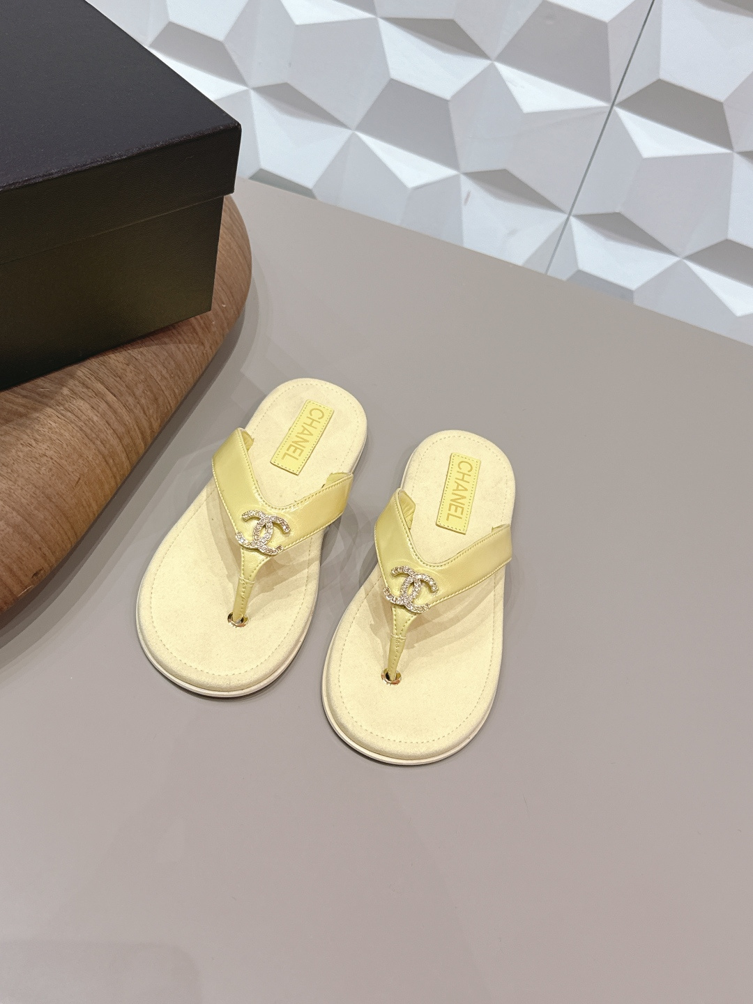 NO:722524,'Exclusive top version' CHANE*L Xiaoxiang 2026 vs early spring popular sandals series... [Round-toe thong sandals] Customized leather surface, color, customized unique leather strapping complex craftsmanship, Milan catwalk main recommendation, super hot. High-end handmade series, really beautiful!  The upper foot is super good-looking, playful and high-end, the thick sole adds height and is versatile, a must-have in summer... The fabric is made of original custom-made sheepskin with diamond buckle technology. The lining is made of original custom-made sheepskin. The foot pads are made of original custom-made sheepskin bag midsole. The outsole is an original genuine leather combination sole. The packaging is an original full set of packaging. The code number is 35-39 (40.41. Customization is non-returnable). The colors are updated simultaneously on the official website, split-toe shoes, chanel, sandals, sheepskin.19860909《独家顶级版本》 CHANE*L小香2026vs早春爆款凉鞋系列……【圆头夹趾凉拖】 定制皮面、颜色、定制独特的穿皮条复杂工艺、米兰走秀主推款,超火爆. 高级手工系列,真的太美了！上脚超级好看,俏皮又高级,厚底增高百搭 夏日必备…… 面料原版定制羊皮钻扣工艺 内里原版定制羊皮 垫脚原版定制羊纹包中底 大底原版真皮组合底 包装原版全套包装 码数35-39（40.41.定制不退换） 颜色官网同步更新,分趾鞋,chanel,sandals,sheepskin,Women's Shoes