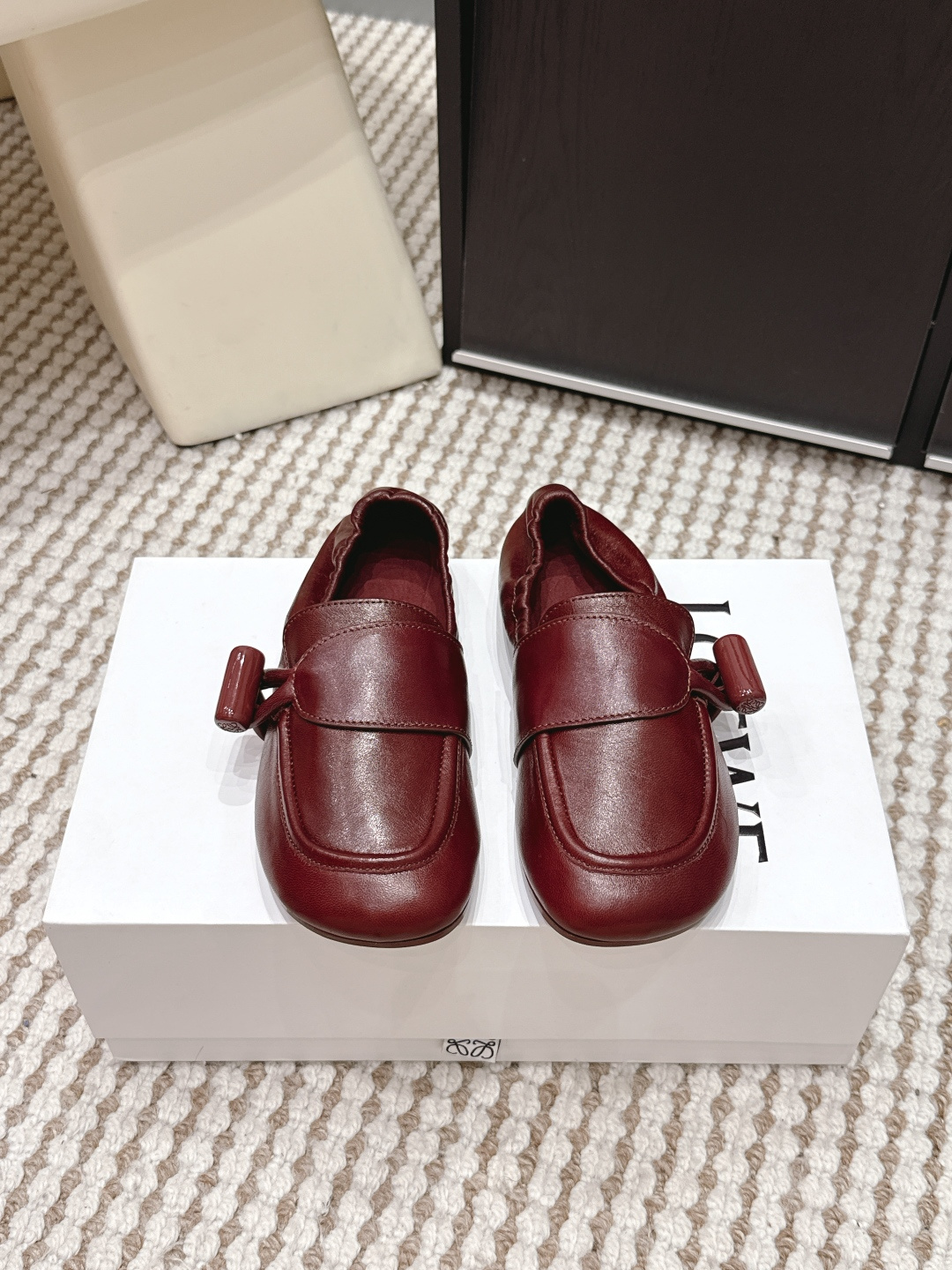 NO:724936,Purchasing agent level LOEWE 2026 new spring and summer flat Mary Jane loafers LOEWE's loafers are made of high-quality calf leather with fine grain texture and perfect texture. Classic loaf design + side metal decoration, full of details, light and comfortable soles. Suitable for daily commuting or leisure. The lining is soft and not tiring to wear for a long time. The overall style is simple and elegant, and can be matched with jeans, casual pants or skirts, easily creating an elegant and casual style~ Size  35-39 (40 customized, non-refundable), single shoes, loewe, loewe, loafers, mary jane, skirts, jeans, cowhide19860909代购级 LOEWE 罗意威 2026春夏新款 平底 玛丽珍 乐福鞋 LOEWE这款乐福鞋采用优质小牛皮,颗粒纹理细腻,质感满分 经典乐福设计+侧边金属装饰,细节感十足,鞋底轻便舒适. 日常通勤或休闲都很适合.内衬柔软,长时间穿也不累.整体简约大方,百搭牛仔裤、休闲裤或裙装,轻松打造优雅随性风格~ Size 35-39（40定做不退换）,单鞋,loewe,loewe,loafers,mary jane,skirts,jeans,cowhide,Women's Shoes