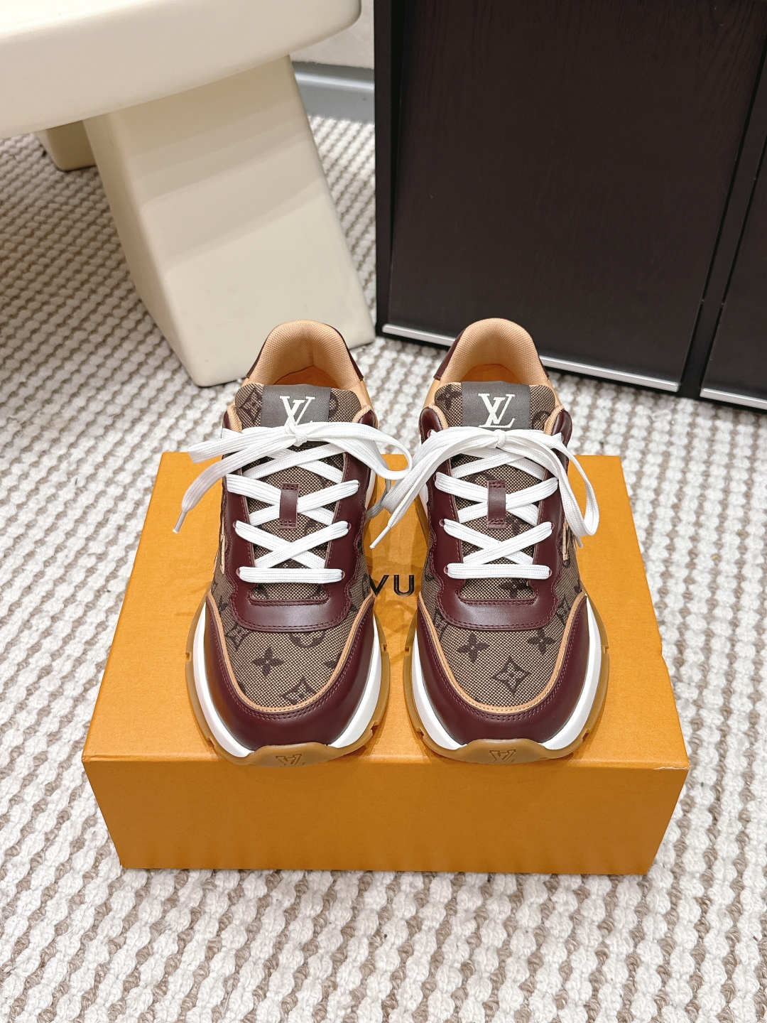 Женские кроссовки с логотипом LV Louis Vuitton