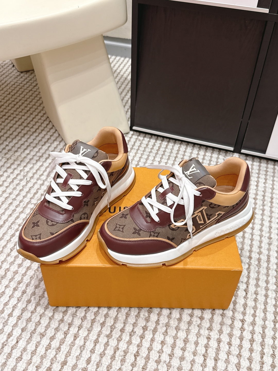 Женские кроссовки с логотипом LV Louis Vuitton