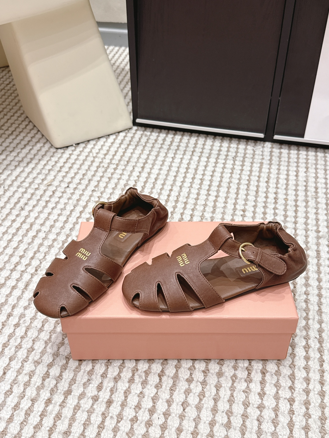 Женские кожаные сандалии Miu Miu с декоративными отверстиями