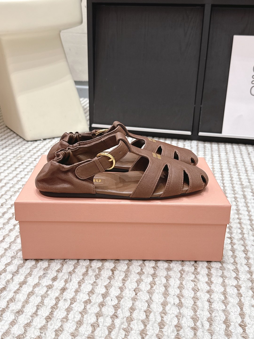 Женские кожаные сандалии Miu Miu с декоративными отверстиями