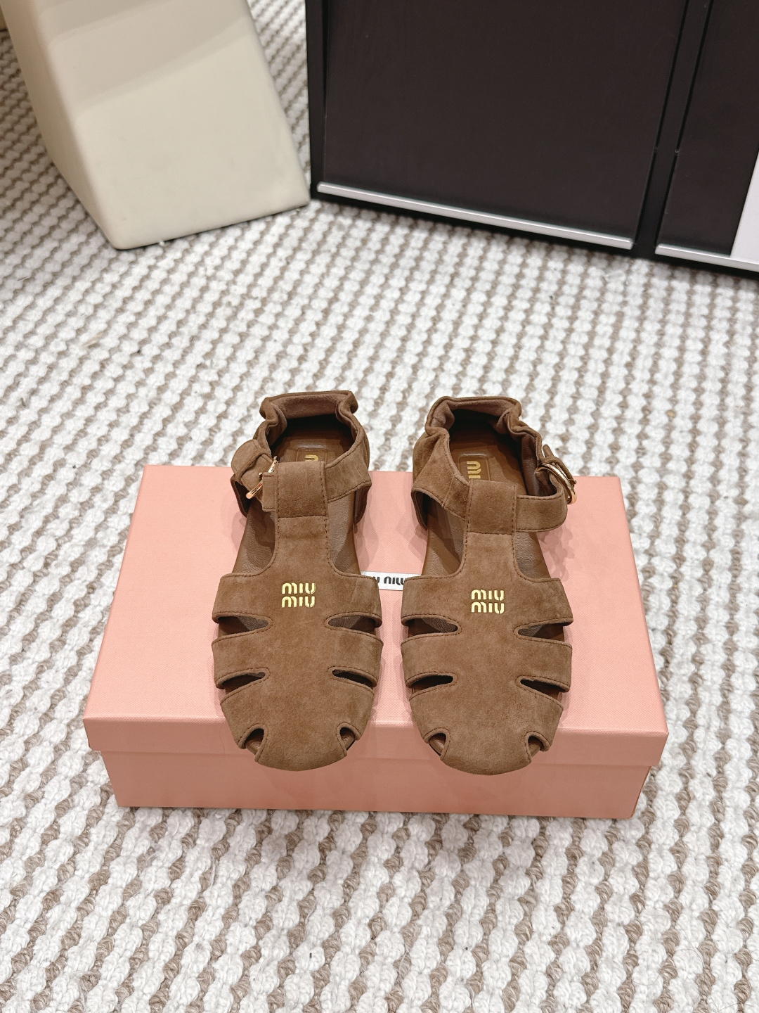 Мю Мю женские босоножки с декоративными вырезами Miu Miu