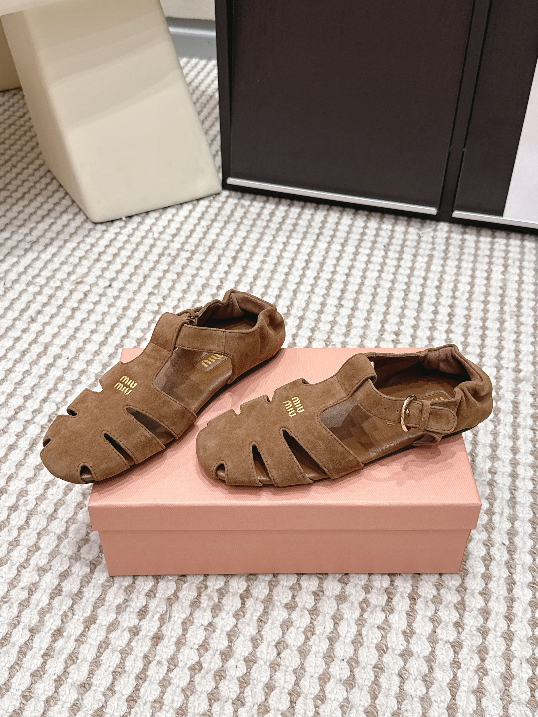 Мю Мю женские босоножки с декоративными вырезами Miu Miu