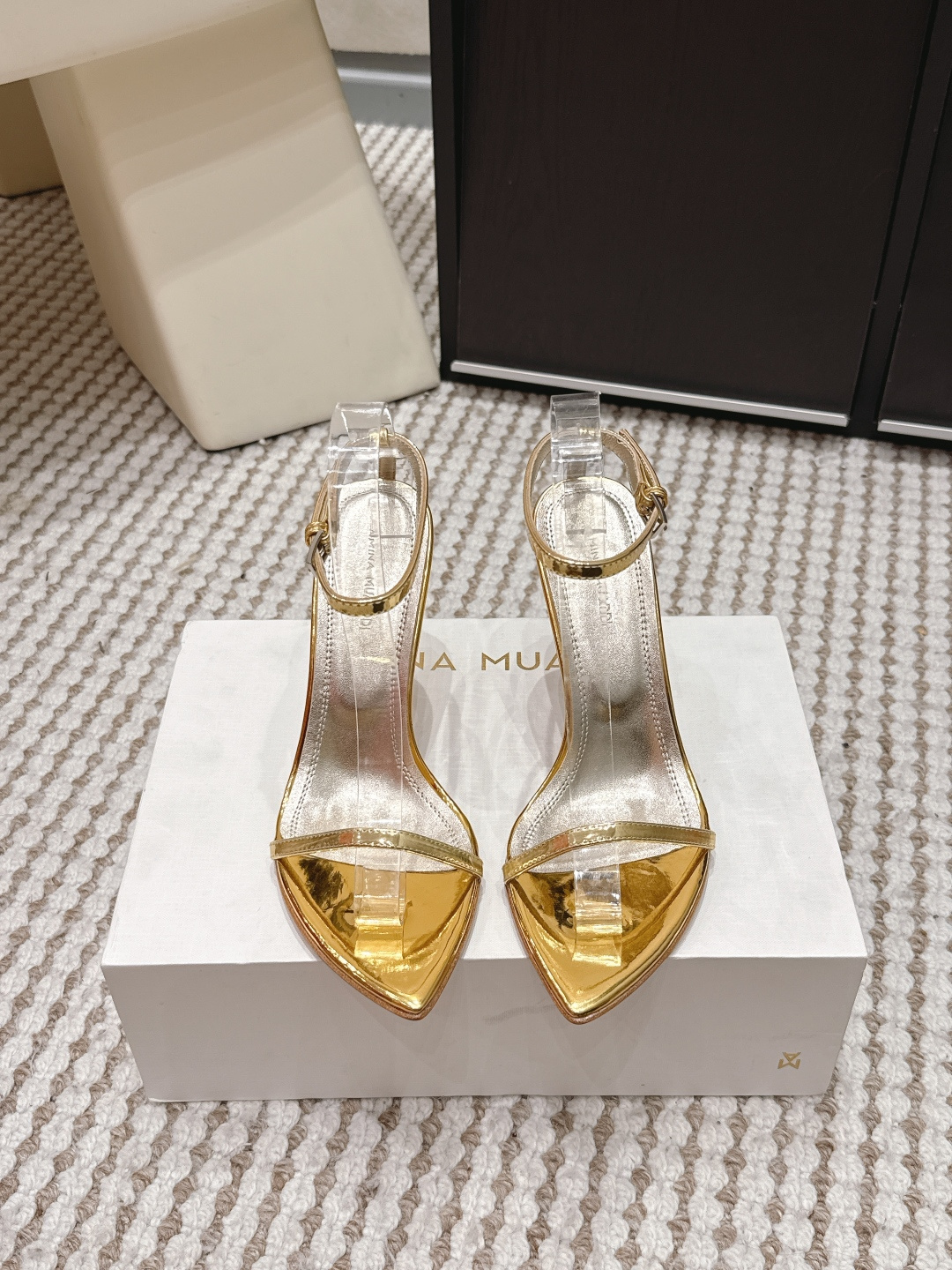 NO:749766,Purchasing agent Amina Muaddi 2026 spring and summer new high heels slippers sandals Amina Muaddi's slippers, square toe design + glossy patent leather, simple and fashionable!  The thick heel structure is super stable, and you won’t feel tired even if you wear it for a long time. The thick-soled waterproof platform elongates the legs and reduces pressure. It is perfect for outdoor wear in summer. It is versatile whether worn with skirts or trousers. It can be easily used for commuting, parties, and daily outings. It is comfortable and elegant, practical and beautiful!  Size 35-39 (40.41.42 custom-made, non-returnable), high heels and sandals, sandals, high heels, slippers, skirts19860909代购级 Amina Muaddi 2026春夏新款 高跟鞋 拖鞋 凉鞋 Amina Muaddi 这款凉拖鞋,方头设计+亮面漆皮,简约又时髦！粗跟结构超稳,长时间穿也不累 厚底防水台拉长腿型还减压,夏天外穿超合适～无论搭裙装还是裤装都很百搭,通勤、聚会、日常出街都能轻松驾驭,舒适又显气质,实用与美貌兼具！ Size 35-39（40.41.42定做不退换）,高跟鞋凉鞋,sandals,high heels,slippers,skirts,Women's Shoes