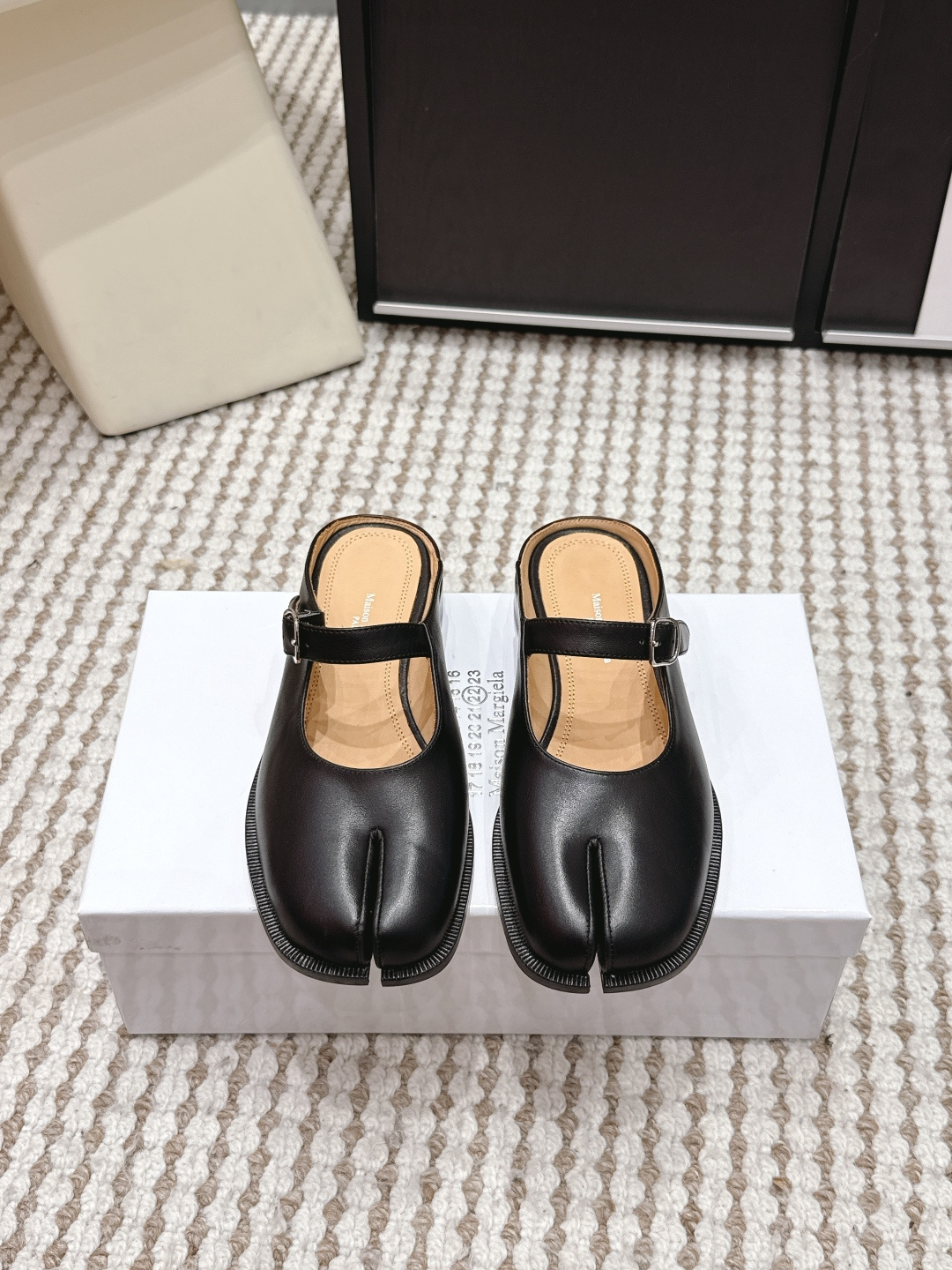 NO:749653,Purchasing agent level men's Maison Margiela Tabi split-toe Mary Jane shoes, couple slippers, Maison Margiela classic Tabi split-toe Mary Jane shoes, black patent leather + split-toe design, highly recognizable!  The genuine leather outsole is comfortable to wear and can be easily used for daily commuting, shopping, and dating. The one-line buckle strap is retro and practical, and the split toe is inspired by Japanese foot bags, which makes it perfect for fashion!  Black is versatile and can be easily worn in skirts and trousers. It is a must-have item for minimalist style and individual style. It is loved by fashionistas. Size 35-44 (40.41 for women and 45 for men, custom-made and non-refundable), split-toe shoes, mary jane, slippers, skirts, Leather soles19860909代购级 男款 Maison Margiela Tabi分趾玛丽珍鞋 情侣款 拖鞋 Maison Margiela经典Tabi分趾玛丽珍鞋,黑色漆皮+分趾设计,辨识度超高！真皮大底,穿着舒适,日常通勤、逛街、约会都能轻松驾驭 一字扣带复古又实用,分趾灵感来自日本足袋,时尚感满分！黑色百搭,裙装裤装都能轻松hold住,是极简风和个性穿搭的必备单品,深受时髦精们喜爱 Size 35-44（女40.41 男45定做不退换）,分趾鞋,mary jane,slippers,skirts,Leather soles,Women's Shoes