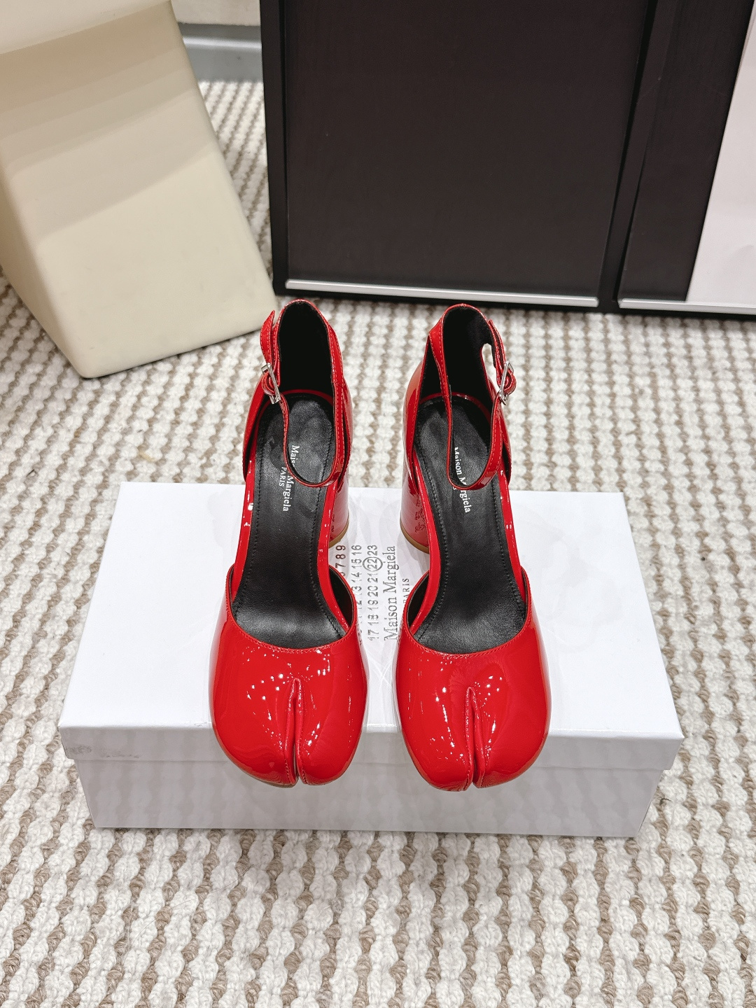 NO:749657,Purchasing agent level Masion Margiela·Margiela 26s new thick heel split-toe single shoes sandals Masion Margiela·Margiela's split-toe Mary Jane shoes are made of genuine leather. The retro split-toe design is inspired by Japanese Tabi split-toe shoes, with a one-word buckle strap, full of French niche style. The thick heel design, with a heel height of 8cm, is comfortable and elegant, and is suitable for commuting or daily wear.  Black is versatile and can be easily worn with skirts and trousers, giving it an elegant and retro atmosphere!  The split-toe design is not only unique, it can also disperse the pressure on the foot, and is also very friendly to wear for a long time. Heel height 8cm Size 35-39 (40.41 custom-made, non-returnable), split-toe shoes, masion margiela, sandals, mary jane, skirts19860909代购级 Masion Margiela·马吉拉 26s新款 粗跟 分趾单鞋 凉鞋 Masion Margiela·马吉拉这款分趾玛丽珍鞋采用真皮材质,复古分趾设计灵感源自日本Tabi分趾鞋,搭配一字扣带,法式小众风格满满. 粗跟设计,跟高8cm,舒适又显气质,通勤或日常穿搭都很适合. 黑色百搭,裙装裤装都能轻松驾驭,优雅复古氛围感拉满！分趾设计不仅独特,还能分散脚部压力,长时间穿也很友好哦. 跟高 8cm Size 35-39（40.41定做不退换）,分趾鞋,masion margiela,sandals,mary jane,skirts,Women's Shoes