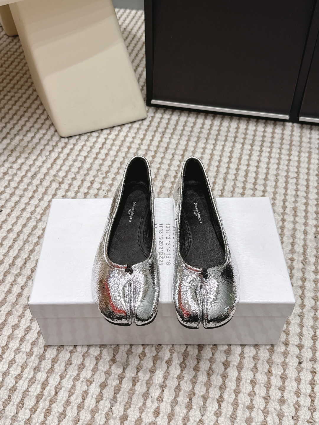 NO:749660,Purchasing agent level Maison Margiela MM6 Margiela 26ss new split-toe shoes Tabi split-toe shoes ballet shoes original open-mold double-layer leather soles original slip-lasted shoes are very generous and can be easily matched with various styles The gospel of short legs The upper body instantly becomes longer legs The upper feet are not constrained by conventions, you can be yourself as you like~ Fried chicken on the feet is soft and comfortable The uppers are washed with imported horsehide and the inner lining is original sheepskin  Outsole original Italian double-layer leather heel Size: 35-41 (40 41 customization is not returnable), split-toe shoes, masion margiela, masion margiela, sheepskin19860909代购级 Maison Margiela MM6马吉拉 26ss新款 分趾鞋 Tabi分趾鞋 芭蕾舞鞋 原版开模双层真皮鞋底 原版套楦鞋型很大方 搭配各种风格都 轻松驾驭 小短腿的福音 上身瞬间秒变大长腿 上脚不被常规所拘束,随心所欲做自己～上脚炒鸡柔软舒适 鞋面进口马皮水洗工艺 内里原版羊皮 大底原版意大利双层真皮底跟 Size: 35-41（40 41 定制不退换）,分趾鞋,masion margiela,masion margiela,sheepskin,Women's Shoes