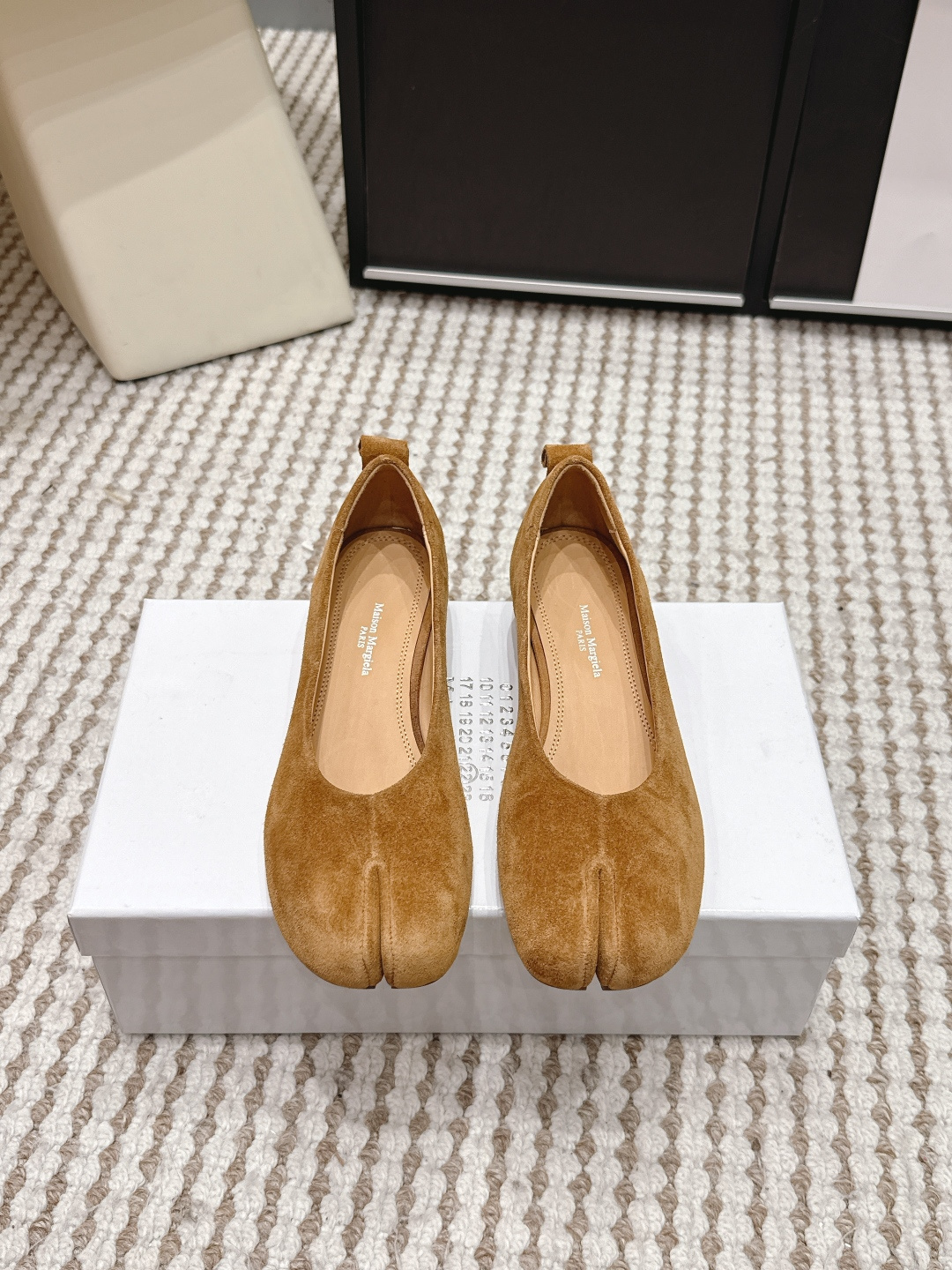 NO:749665,Purchasing agent level Maison Margiela MM6 Margiela 26ss new split-toe shoes Tabi split-toe shoes ballet shoes original open-mold double-layer leather soles original slip-lasted shoes are very generous and can be easily matched with various styles The gospel of short legs The upper body instantly becomes longer legs The upper feet are not constrained by conventions, you can be yourself as you like~ Fried chicken on the feet is soft and comfortable The uppers are washed with imported horsehide and the inner lining is original sheepskin  Outsole Original Italian double-layer genuine leather heel Heel height 3cm Size 35-41 (40 41 customization is not returnable), split-toe shoes, masion margiela, masion margiela, sheepskin19860909代购级 Maison Margiela MM6马吉拉 26ss新款 分趾鞋 Tabi分趾鞋 芭蕾舞鞋 原版开模双层真皮鞋底 原版套楦鞋型很大方 搭配各种风格都 轻松驾驭 小短腿的福音 上身瞬间秒变大长腿 上脚不被常规所拘束,随心所欲做自己～上脚炒鸡柔软舒适 鞋面进口马皮水洗工艺 内里原版羊皮 大底原版意大利双层真皮底跟 跟高 3cm Size 35-41（40 41 定制不退换）,分趾鞋,masion margiela,masion margiela,sheepskin,Women's Shoes