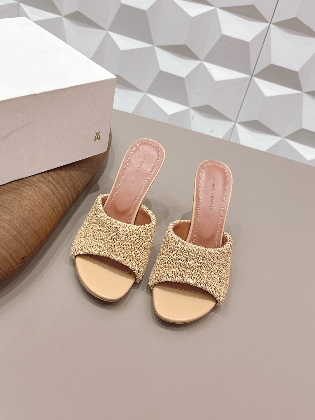 NO:748689,: 'Exclusive top version' Fairy version popular sandals series... [Round-toe high-heeled sandals] Fairy version sandals, simple style, bright colors, exclusive customization, dazzling, fashionable high heels, the best temperament, top quality. Original custom-made cotton and linen fabric, original custom-made sheepskin lining, original custom-made sheepskin for feet, original custom-made leather outsole, heel height 9.5cm, size 35-39 (40.41.42 custom-made, non-refundable)  Packaging original full set of packaging Color: official website updated simultaneously, high heels and slippers, sandals, high heels, slippers, sheepskin, Leather soles19860909: 《独家顶级版本》  仙女版爆款凉鞋系列……【圆头高跟凉拖】   仙女版凉鞋,简单款式,色彩鲜艳搭配,独家定制,绽放光彩夺目,高跟时髦,气质最佳者,顶尖品质. 面料原版定制棉麻编织 内里原版定制羊皮 垫脚原版定制羊皮 大底原版定制真皮大底 跟高9.5cm 码数35-39（40.41.42订做不退换） 包装原版全套包装 颜色:官网同步更新,高跟鞋拖鞋,sandals,high heels,slippers,sheepskin,Leather soles,Women's Shoes