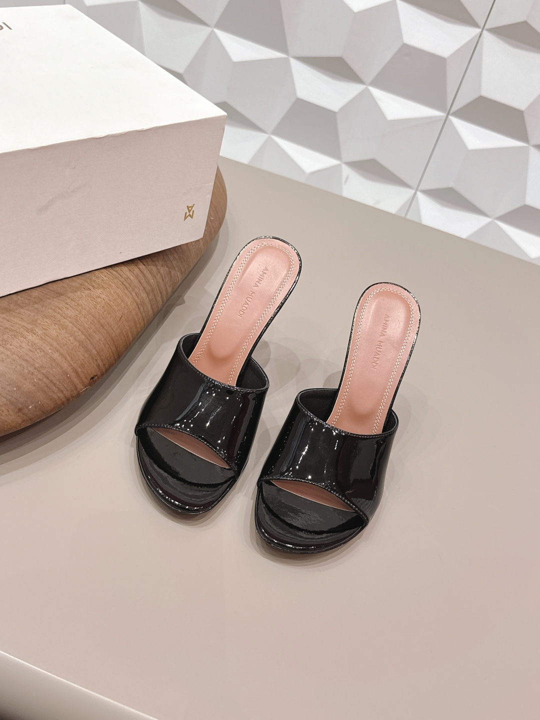 NO:748679,: 'Exclusive top version' Fairy version popular sandals series... [Round-toe high-heeled sandals] Fairy version sandals, simple style, bright colors, exclusive customization, dazzling, fashionable high heels, the best temperament, top quality. The fabric is original custom patent leather, the lining is original custom sheepskin, the feet are original custom sheepskin, the outsole is the original custom leather outsole, the heel height is 9.5cm, the size is 35-39 (40.41.42 custom-made, non-refundable)  Packaging original full set of packaging Color: official website updated simultaneously, high heels and slippers, sandals, high heels, slippers, sheepskin, Leather soles19860909: 《独家顶级版本》  仙女版爆款凉鞋系列……【圆头高跟凉拖】   仙女版凉鞋,简单款式,色彩鲜艳搭配,独家定制,绽放光彩夺目,高跟时髦,气质最佳者,顶尖品质. 面料原版定制漆皮 内里原版定制羊皮 垫脚原版定制羊皮 大底原版定制真皮大底 跟高9.5cm 码数35-39（40.41.42订做不退换） 包装原版全套包装 颜色:官网同步更新,高跟鞋拖鞋,sandals,high heels,slippers,sheepskin,Leather soles,Women's Shoes