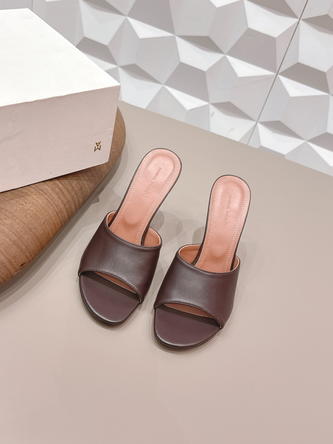 NO:748684,: 'Exclusive top version' Fairy version popular sandals series... [Round toe high-heeled sandals] Fairy version sandals, simple style, bright colors, exclusive customization, dazzling, fashionable high heels, the best temperament, top quality. The fabric is original custom sheepskin, the lining is original custom sheepskin, the feet are original custom sheepskin, the outsole is the original custom leather outsole, the heel height is 9.5cm, the size is 35-39 (40.41.42 custom-made, non-refundable)  Packaging original full set of packaging Color: official website updated simultaneously, high heels and slippers, sandals, high heels, slippers, sheepskin, Leather soles19860909: 《独家顶级版本》  仙女版爆款凉鞋系列……【圆头高跟凉拖】   仙女版凉鞋,简单款式,色彩鲜艳搭配,独家定制,绽放光彩夺目,高跟时髦,气质最佳者,顶尖品质. 面料原版定制羊皮 内里原版定制羊皮 垫脚原版定制羊皮 大底原版定制真皮大底 跟高9.5cm 码数35-39（40.41.42订做不退换） 包装原版全套包装 颜色:官网同步更新,高跟鞋拖鞋,sandals,high heels,slippers,sheepskin,Leather soles,Women's Shoes