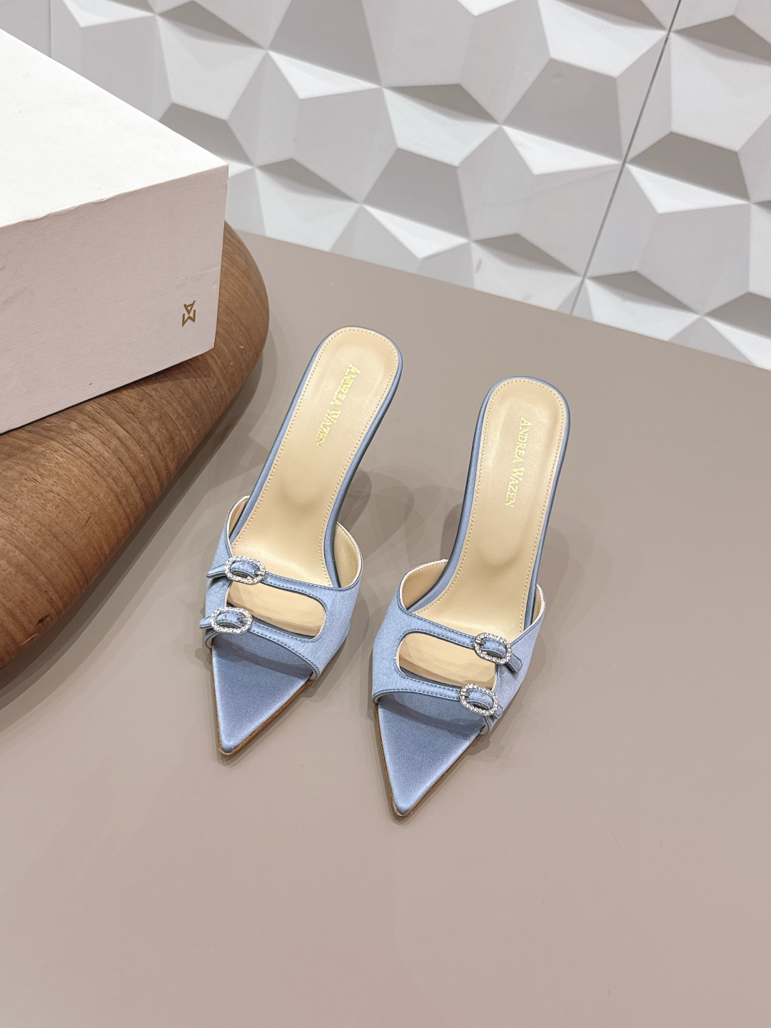 NO:748658,: 'Exclusive top version' Fairy version popular sandals series... [Pointed toe high-heeled sandals] Fairy version sandals, simple style, bright colors, exclusive customization, dazzling, fashionable high heels, the best temperament, top quality. The fabric is original custom silk cloth, the lining is original custom sheepskin, the feet are original custom sheepskin, the outsole is the original custom leather outsole, the heel height is 9.5cm, the size is 35-39 (40.41.42 custom-made, non-returnable)  Packaging Original full set of packaging Color: official website updated simultaneously, high heels and slippers, sandals, high heels, slippers, sheepskin, real silk, Leather soles19860909: 《独家顶级版本》  仙女版爆款凉鞋系列……【尖头高跟凉拖】   仙女版凉鞋,简单款式,色彩鲜艳搭配,独家定制,绽放光彩夺目,高跟时髦,气质最佳者,顶尖品质. 面料原版定制真丝布 内里原版定制羊皮 垫脚原版定制羊皮 大底原版定制真皮大底 跟高9.5cm 码数35-39（40.41.42订做不退换） 包装原版全套包装 颜色:官网同步更新,高跟鞋拖鞋,sandals,high heels,slippers,sheepskin,real silk,Leather soles,Women's Shoes