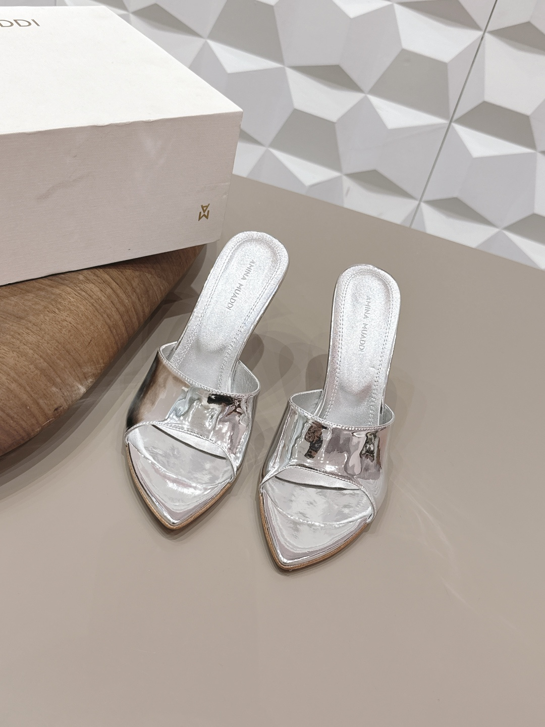 NO:748699,: 'Exclusive top version' Fairy version popular sandals series... [Pointed toe high-heeled sandals] Fairy version sandals, simple style, bright colors, exclusive customization, dazzling, fashionable high heels, the best temperament, top quality. The fabric is original custom patent leather, the lining is original custom sheepskin, the feet are original custom sheepskin, the outsole is the original custom leather outsole, the heel height is 9.5cm, the size is 35-39 (40.41.42 custom-made, non-refundable)  Packaging original full set of packaging Color: official website updated simultaneously, high heels and slippers, sandals, high heels, slippers, sheepskin, Leather soles19860909: 《独家顶级版本》  仙女版爆款凉鞋系列……【尖头高跟凉拖】   仙女版凉鞋,简单款式,色彩鲜艳搭配,独家定制,绽放光彩夺目,高跟时髦,气质最佳者,顶尖品质. 面料原版定制漆皮 内里原版定制羊皮 垫脚原版定制羊皮 大底原版定制真皮大底 跟高9.5cm 码数35-39（40.41.42订做不退换） 包装原版全套包装 颜色:官网同步更新,高跟鞋拖鞋,sandals,high heels,slippers,sheepskin,Leather soles,Women's Shoes