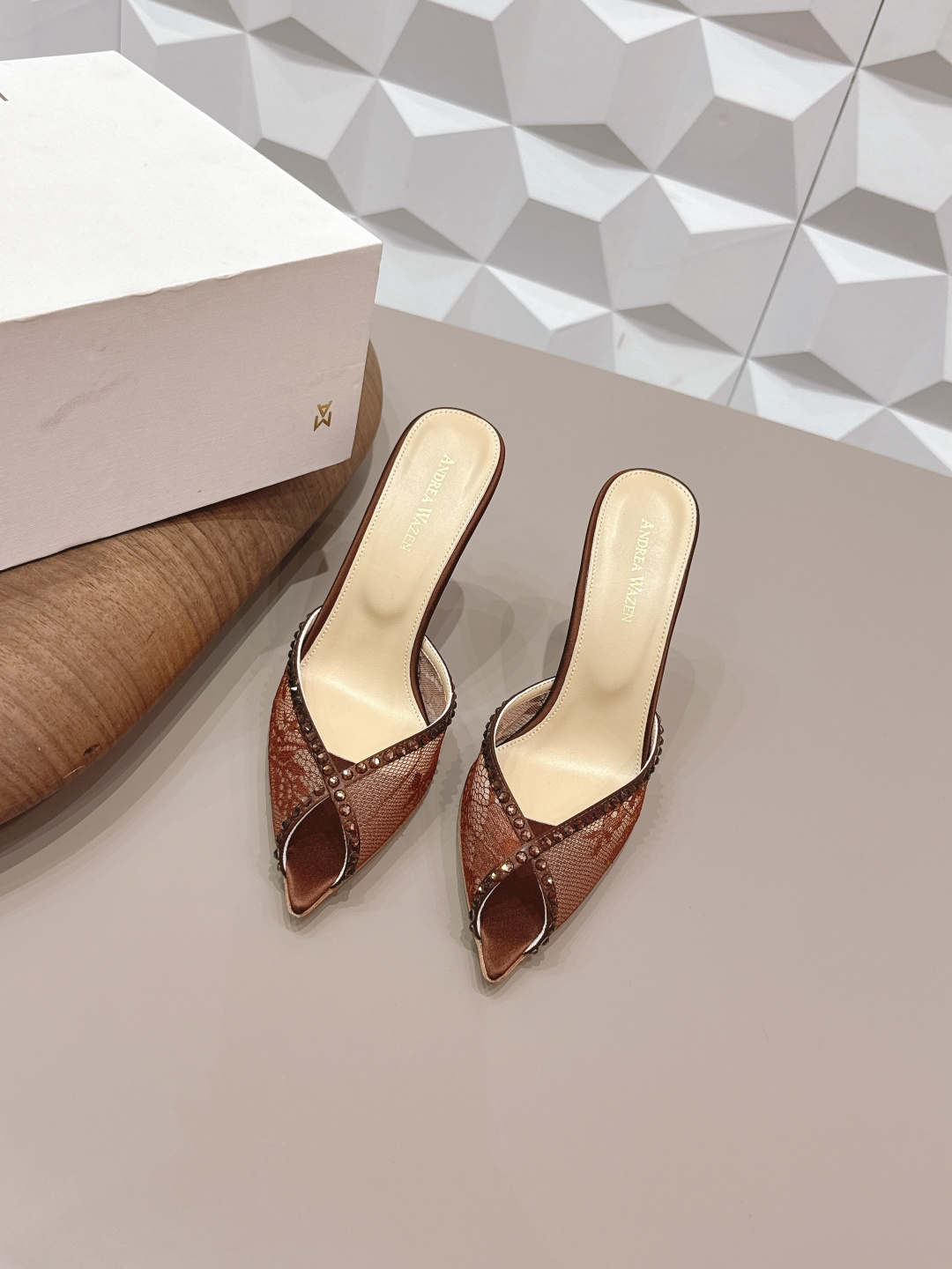 NO:748673,: 'Exclusive top version' Fairy version popular sandals series... [Pointed toe high-heeled sandals] Fairy version sandals, simple style, bright colors, exclusive customization, blooming dazzling, fashionable high heels, the best temperament, top quality. Fabric original custom silk cloth/lace lining original custom sheepskin foot pads original custom sheepskin outsole original custom leather outsole Heel height 9.5cm  Size 35-39 (40.41.42 custom-made, non-refundable) Original full set of packaging Color: official website updated simultaneously, high heels and slippers, sandals, high heels, slippers, sheepskin, real silk, Leather soles19860909: 《独家顶级版本》  仙女版爆款凉鞋系列……【尖头高跟凉拖】   仙女版凉鞋,简单款式,色彩鲜艳搭配,独家定制,绽放光彩夺目,高跟时髦,气质最佳者,顶尖品质. 面料原版定制真丝布/蕾丝 内里原版定制羊皮 垫脚原版定制羊皮 大底原版定制真皮大底 跟高9.5cm 码数35-39（40.41.42订做不退换） 包装原版全套包装 颜色:官网同步更新,高跟鞋拖鞋,sandals,high heels,slippers,sheepskin,real silk,Leather soles,Women's Shoes