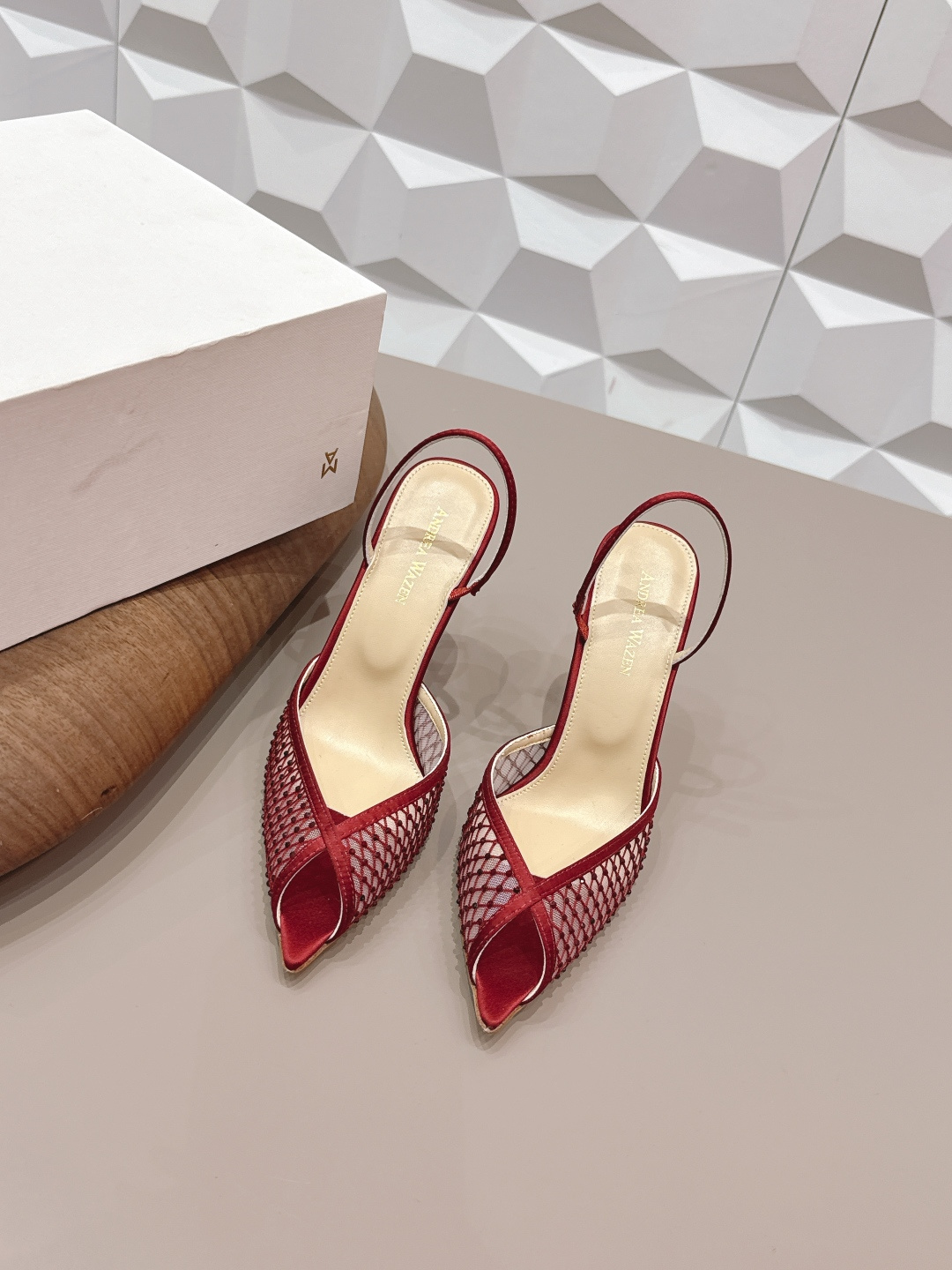 NO:748668,: 'Exclusive top version' Fairy version popular sandals series... [Pointed toe high-heeled sandals] Fairy version sandals, simple style, bright colors, exclusive customization, dazzling, high-heeled fashion, the best temperament, top quality. Fabric original custom silk cloth/original customization website original custom sheepskin lining original custom sheepskin outsole original custom leather outsole heel height 9.5cm  Size 35-39 (40.41.42 custom-made, non-refundable) Original full set of packaging Color: official website updated simultaneously, high heels and slippers, sandals, high heels, slippers, sheepskin, real silk, Leather soles19860909: 《独家顶级版本》  仙女版爆款凉鞋系列……【尖头高跟凉鞋】   仙女版凉鞋,简单款式,色彩鲜艳搭配,独家定制,绽放光彩夺目,高跟时髦,气质最佳者,顶尖品质. 面料原版定制真丝布/原版定制网 内里原版定制羊皮 垫脚原版定制羊皮 大底原版定制真皮大底 跟高9.5cm 码数35-39（40.41.42订做不退换） 包装原版全套包装 颜色:官网同步更新,高跟鞋拖鞋,sandals,high heels,slippers,sheepskin,real silk,Leather soles,Women's Shoes