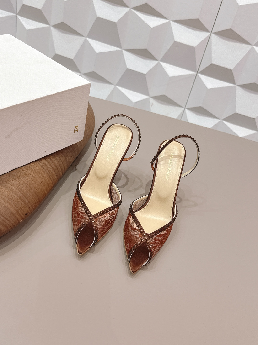 NO:748663,: 'Exclusive top version' Fairy version popular sandals series... [Pointed toe high-heeled sandals] Fairy version sandals, simple style, bright colors, exclusive customization, blooming dazzling, fashionable high heels, the best temperament, top quality. Fabric original custom silk cloth/lace Lining original custom sheepskin Foot pads original custom sheepskin Outsole Original custom leather outsole Heel height 9.5cm  Size 35-39 (40.41.42 custom-made, non-refundable) Original full set of packaging Color: official website updated simultaneously, high heels and slippers, sandals, high heels, slippers, sheepskin, real silk, Leather soles19860909: 《独家顶级版本》  仙女版爆款凉鞋系列……【尖头高跟凉鞋】   仙女版凉鞋,简单款式,色彩鲜艳搭配,独家定制,绽放光彩夺目,高跟时髦,气质最佳者,顶尖品质. 面料原版定制真丝布/蕾丝 内里原版定制羊皮 垫脚原版定制羊皮 大底原版定制真皮大底 跟高9.5cm 码数35-39（40.41.42订做不退换） 包装原版全套包装 颜色:官网同步更新,高跟鞋拖鞋,sandals,high heels,slippers,sheepskin,real silk,Leather soles,Women's Shoes