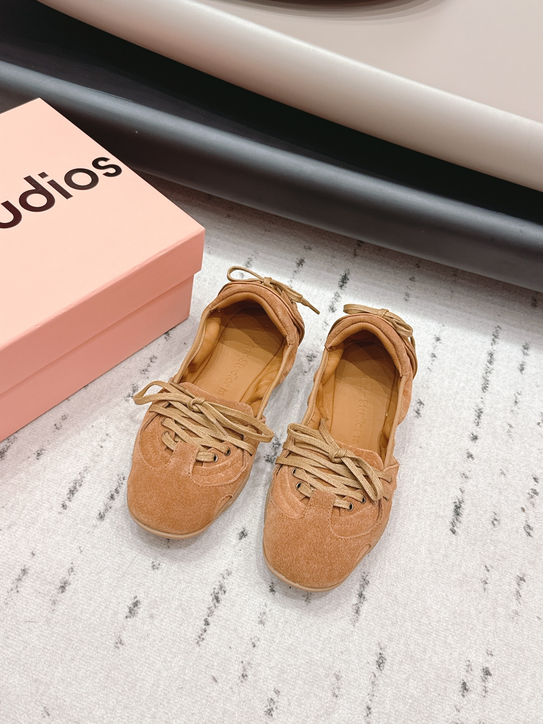 NO:722171,'Exclusive Top Version' Acne Studios 26 vs Wasteland Ballet Loafers... [Lace-up Ballet Loafers] Shoe Trends | Acne Studios Ballet Shoes Acne Studios' new ballet shoes are sweet and street-friendly, and the fabrics of denim and burst leather bring a new texture. Both personality and fashion!  Update the traditional ballet shoe!  Exquisite packaging at the delivery counter. Original custom-made cowhide/cow leather for the fabric. Original custom-made sheepskin for the lining. Original custom-made sheepskin for the feet. Exclusive original molded rubber sole for the outsole. Number of yards: 35-39 (customized for 40 units, non-returnable). Original full set of packaging. Colors updated simultaneously on the official website, ballet shoes, Acne studios, dior, loafers, cowhide, sheepskin.19860909《独家顶级版本》 Acne Studios 26vs 废土芭蕾舞乐福鞋……【系带芭蕾乐福鞋】 鞋子趋势| Acne Studios 芭蕾舞鞋 Acne Studios新款芭蕾舞鞋又甜又街头,牛仔布和爆裂皮革的面料带来全新质感.个性与时尚兼具！更新传统的芭蕾舞鞋子！ 配送专柜精美包装 面料原版定制牛皮/牛猄 内里原版定制羊皮 垫脚原版定制羊皮 大底独家原版开模橡胶底 码数35-39（40定制不退换） 包装原版全套包装 颜色官网同步更新,芭蕾舞鞋,acne studios,dior,loafers,cowhide,sheepskin,Women's Shoes