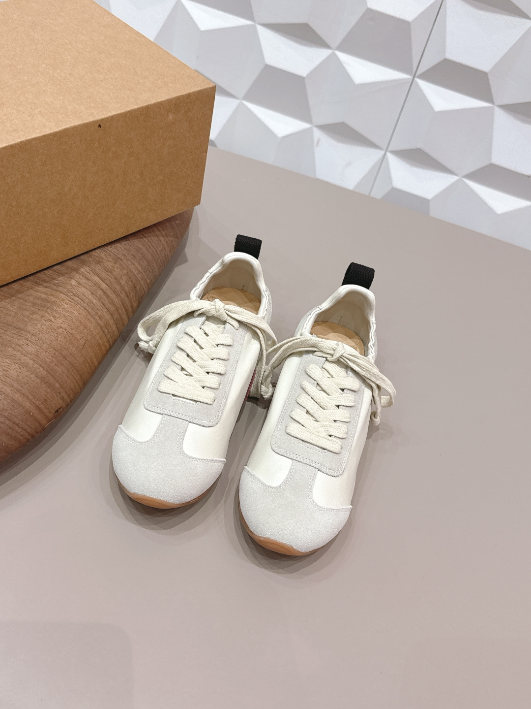 NO:722192,: Couple 'Exclusive Top Version' UMA WANG Niche ~ 2026 vs Early Spring Couple Casual Series... [Color-blocking Casual Shoes for Couples] Original purchase, development and production UMA WANG has a unique American retro style, with a solid leather shoe body and a versatile appearance with a retro atmosphere, paired with the brand's classic American flag logo. It has won the love of many fashion celebrities, and they often wear UMA WANG shoes in private outfits, neat and stylish...  Fabric: original custom cowhide/cow leather, lining original custom sheepskin, foot pads, original custom sheepskin, outsole, original molded TPU anti-slip flat, original complete package, packaging, code number 35-44 (female 41, male 45. Customized, non-returnable). Color: official website updated simultaneously, casual shoes/sports shoes, sneakers, cowhide, sheepskin19860909: 情侣《独家顶级版本》  UMA WANG小众～2026vs早春情侣休闲系列…【情侣拼色休闲鞋】  原版购入开发 做货 UMA WANG 富有独特美式复古风格,以扎实的皮革鞋身与复古氛围的百搭外型,配搭品牌经典的美国国旗标志,获得许多时尚名人的喜爱,更经常于私下穿搭中穿戴 UMA WANG 鞋款,俐落有型… 面料原版定制牛皮/牛猄 内里原版定制羊皮 垫脚原版定制羊皮 大底原版开模TPU防滑底平 包装原版全套包装 码数35-44（女41.男45.定制不退换） 颜色:官网同步更新,休闲鞋/运动鞋,sneakers,cowhide,sheepskin,Women's Shoes