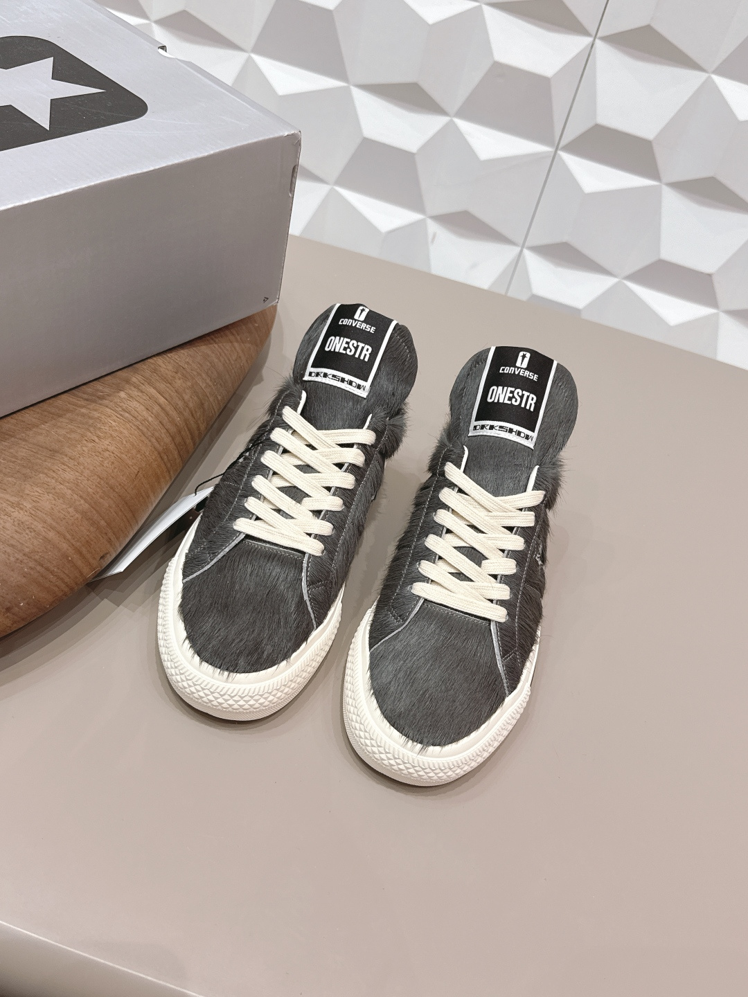 NO:722182,: Couple 'Exclusive top version' CONVERSE niche ~ 2026 vs early spring internet celebrity popular casual series... [Round-toe thick-soled casual shoes] Original purchase, development, production CONVERSE has a unique American retro style, with a solid leather shoe body and a retro-atmosphere versatile appearance, matched with the brand's classic Italian logo, and has been loved by many fashion celebrities. BLACKPINKRose is more often worn in private wear, neat and stylish... Fabric Original custom-made horse hair  Original custom-made sheepskin lining, original custom-made sheepskin for feet, original open-molded combined outsole, original full package packaging, code number 35-44 (41 for women, 45 for men. Customized, non-returnable). Color: official website updated simultaneously, casual shoes/sports shoes, converse, versace, sneakers, sheepskin19860909: 情侣《独家顶级版本》  CONVERSE小众～2026vs早春网红爆款休闲系列…【圆头厚底休闲鞋】  原版购入开发 做货 CONVERSE富有独特美式复古风格,以扎实的皮革鞋身与复古氛围的百搭外型,配搭品牌经典的意大利标志,获得许多时尚名人的喜爱,BLACKPINKRose 更经常于私下穿搭中穿戴鞋款,俐落有型… 面料原版定制马毛 内里原版定制羊皮 垫脚原版定制羊皮 大底原版开模组合成型底 包装原版全套包装 码数35-44（女41.男45.定制不退换） 颜色:官网同步更新,休闲鞋/运动鞋,converse,versace,sneakers,sheepskin,Women's Shoes