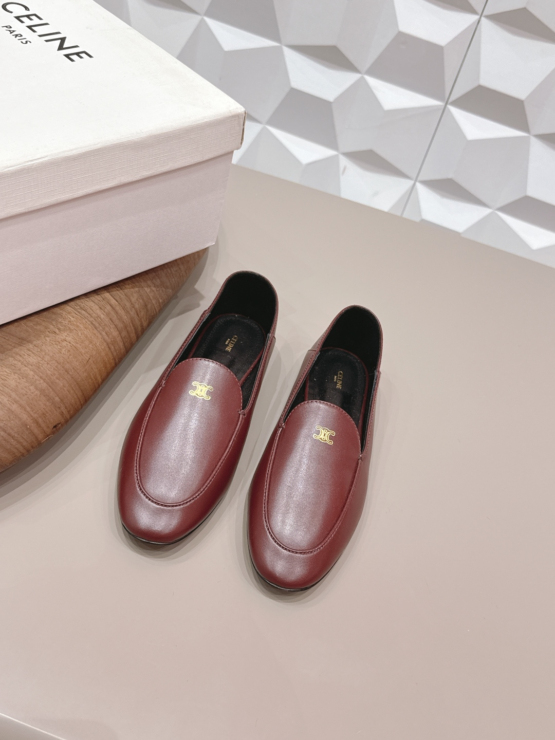 NO:722549,: 'Exclusive top version' C*ELINE 2026 vs early spring Loaf shoes series... [Round-toe Loaf shoes] CELINE originated from a series of thick-soled Loaf shoes from Paris, France, a fashion design brand. The round-toe stepping design makes your legs longer in seconds, good news for small people. Simple and easy to match, super long legs!  Square diamond buckle accessories developed in original proportions, full of texture, clear and shiny texture imprinting, double stitching stitching mark thread reinforcement process on the upper, stable and non-slip, super soft foot pad, no tiredness when worn, logo imprint is clearly visible!  Fabric: Original customized cowhide Lining: Original customized sheepskin Foot pads: Original sheepskin hot stamping LOGO Outsole: Original customized genuine leather sole Heel height: 0.8cm Size: 35-39 (40. Customization is non-refundable) Packaging: Original full set of packaging Color: Official website updated simultaneously, loafers, celine, loafers, cowhide, sheepskin19860909: 《独家顶级版本》 C*ELINE赛*琳2026vs早春乐福单鞋系列……【圆头乐福单鞋】 CELINE源于法国巴黎时尚设计品牌一系列厚底乐福德比鞋 圆头踩脚设计 上脚秒变大长腿,小个子福音 简约好搭超显腿长！原比例开发方钻扣配件,质感满满,纹里压印清晰,有光泽,鞋面双车线缝马克线加固工艺,稳固不跑线,超软垫脚 穿起来不累脚 logo压印清晰可见！ 面料: 原版定制牛皮 内里: 原版定制羊皮 垫脚: 原版羊皮烫金LOGO 大底: 原版定制真皮底 跟高: 0.8cm 码数: 35-39（40.定制不退换） 包装: 原版全套包装 颜色:官网同步更新,乐福鞋,celine,loafers,cowhide,sheepskin,Women's Shoes